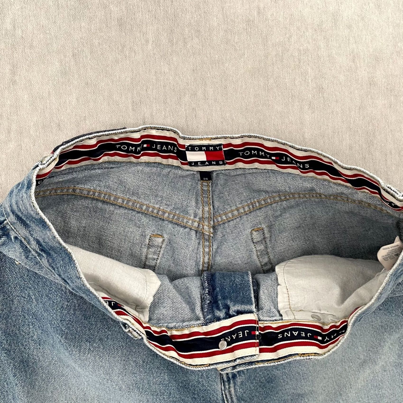Tommy Hilfiger VINTAGE Tommy Hilfiger Shorts Denim Blue 36 Jeans Short Men 5-Pocket Design Casual Streetwear Y2K Size US 36 / EU 52 - 4 Thumbnail