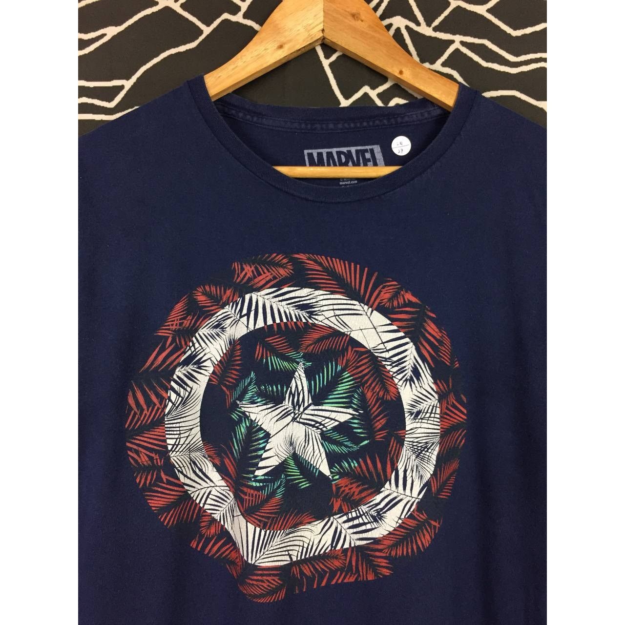 Marvel Comics × Vintage Marvel Captain America Floral Shield Graphic Tee Size US XL / EU 56 / 4 - 3 Thumbnail
