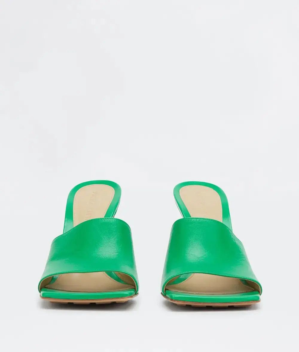 o1n1vont0126 Stretch Mules in Grass