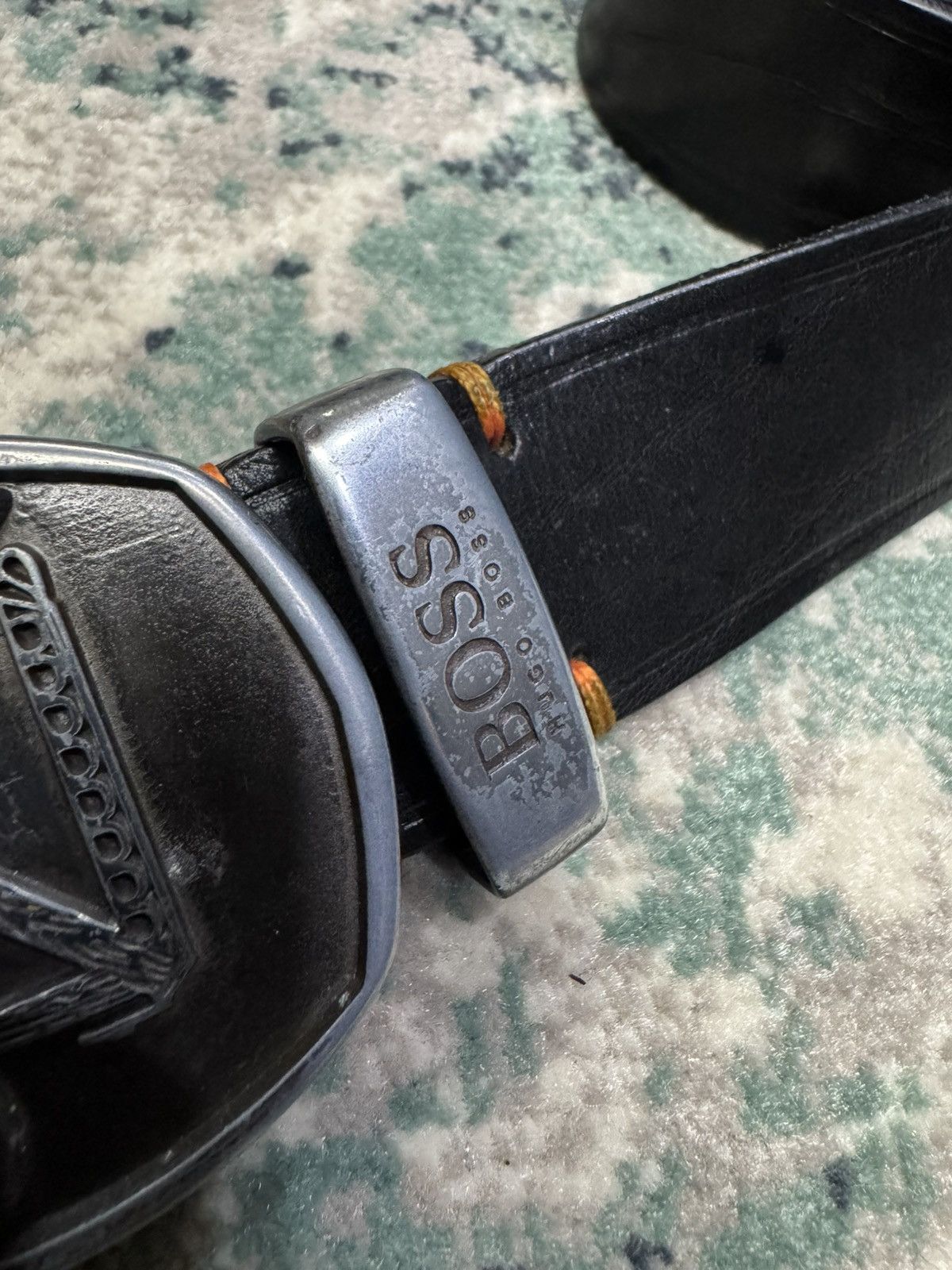 Hugo Boss HUGO BOSS NATIVE HORSE MOTIVE BUCKLE LEATHER BELT 31-35 Size 34 - 3 Thumbnail