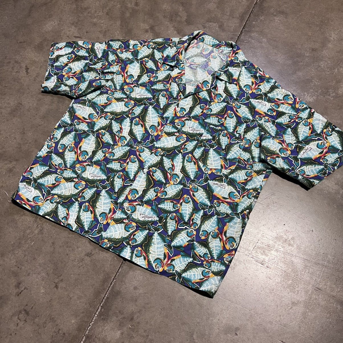 Vintage Vintage Calhouns Hawaiian Shirt Button Up Fish Print AOP 90s Size US XL / EU 56 / 4 - 2 Thumbnail