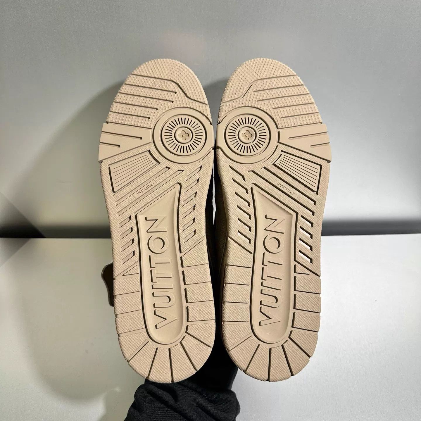 Louis Vuitton Louis Vuitton Trainer Light Monogram US10/EU44 X4127 Size US 11 / EU 44 - 7 Thumbnail