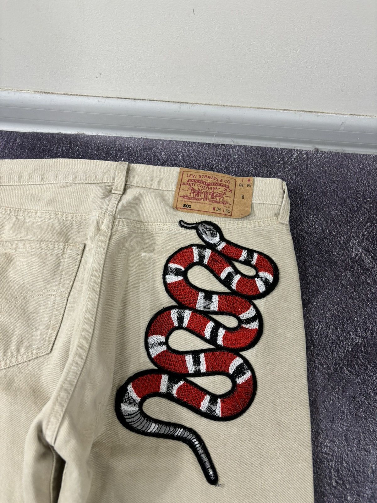 Levi's Vintage 90s Levi’s 501 Cream Custom Snake Hype Denim Jeans Size US 36 / EU 52 - 8 Thumbnail
