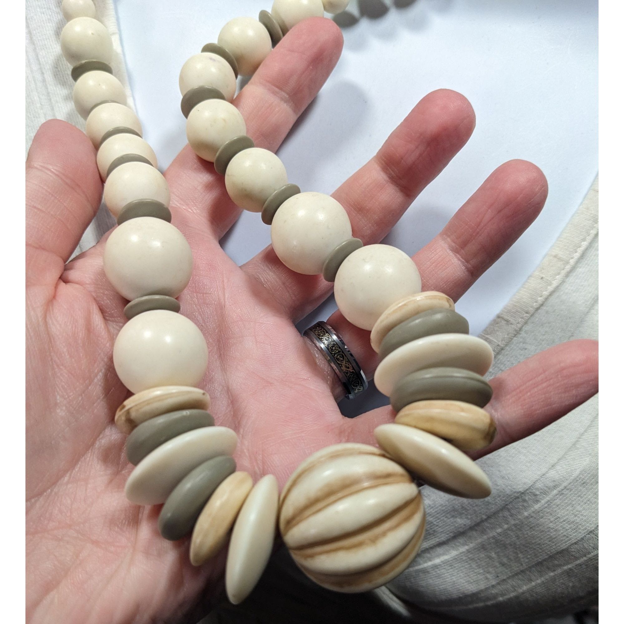Other Vintage Cream And Grey Lucite Beaded Necklace Size ONE SIZE - 3 Thumbnail