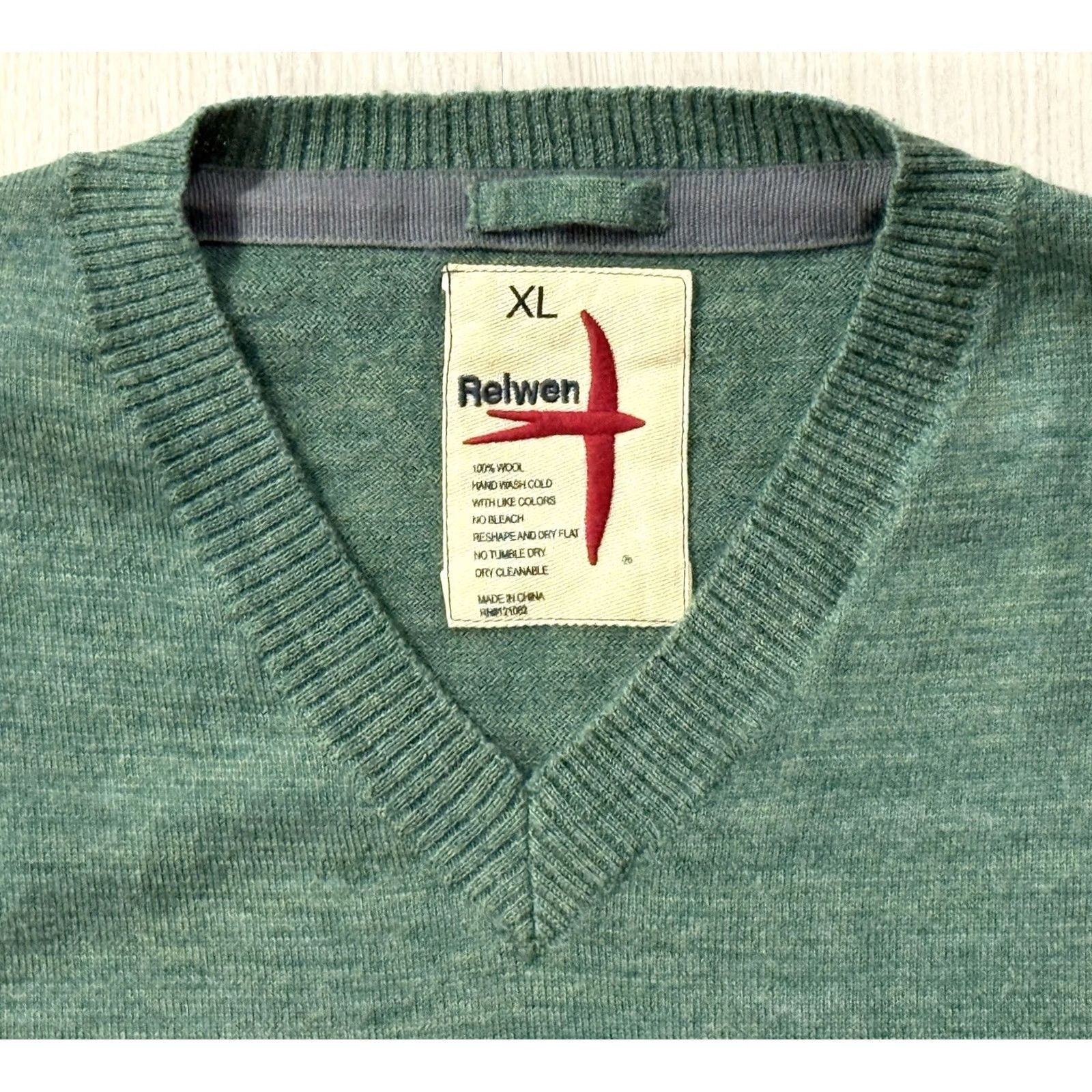 Relwen Relwen Wool V-Neck Sweater XL Men Green Solid Long Sleeve Pullover Knit Size US XL / EU 56 / 4 - 4 Thumbnail
