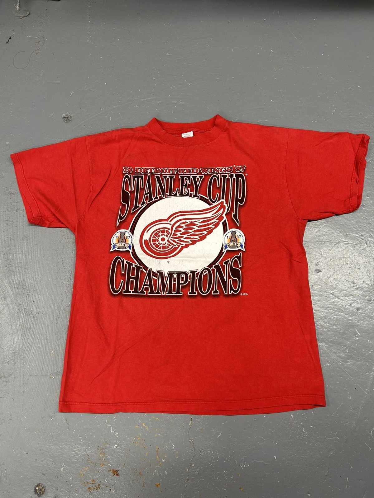 NHL × Vintage Crazy Vintage 1997 Essential Detroit Red Wings NHL Tee Shirt Size US XL / EU 56 / 4 - 1 Thumbnail