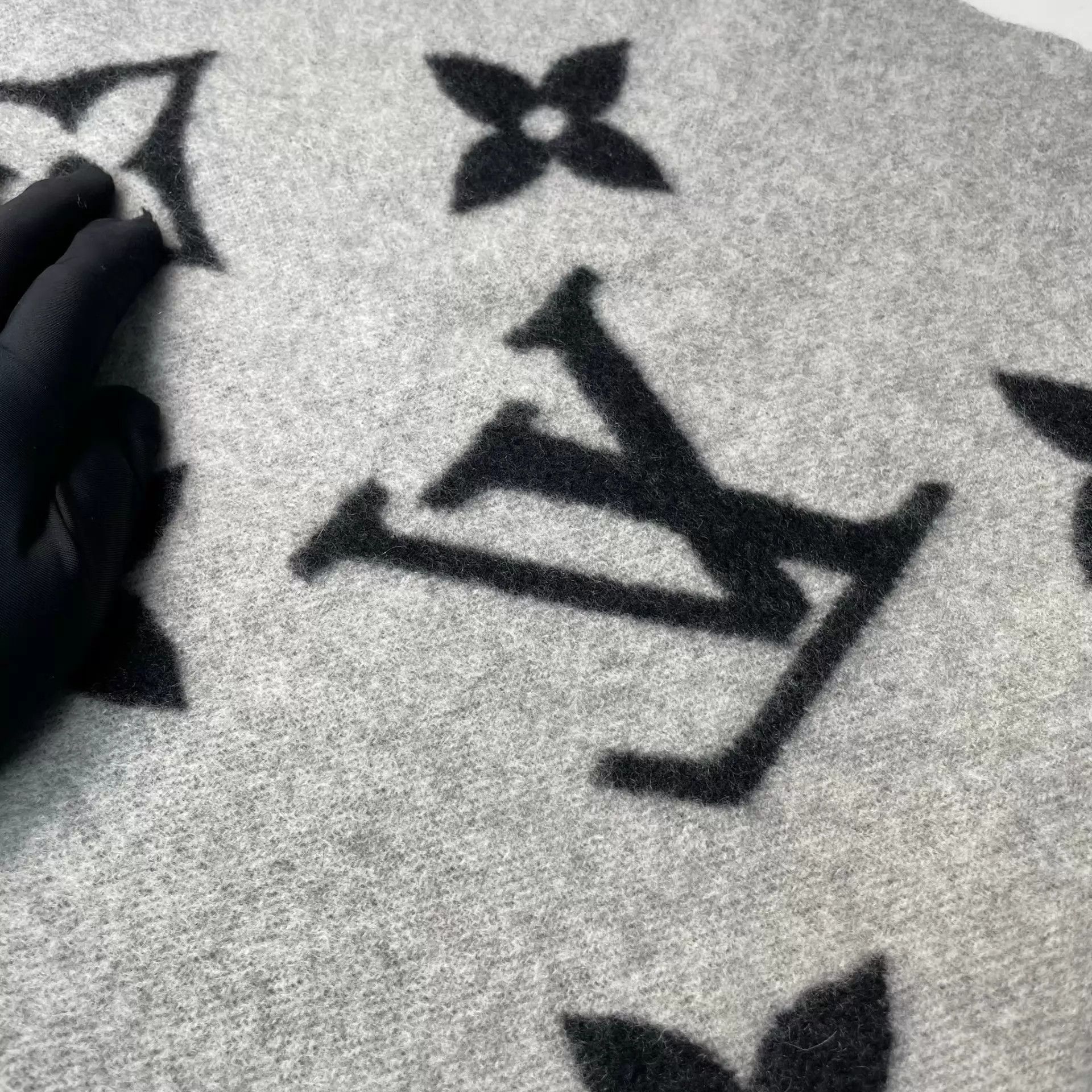 Louis Vuitton LV Cashmere Big Logo Scarf Black/White/Grey Size ONE SIZE - 5 Thumbnail
