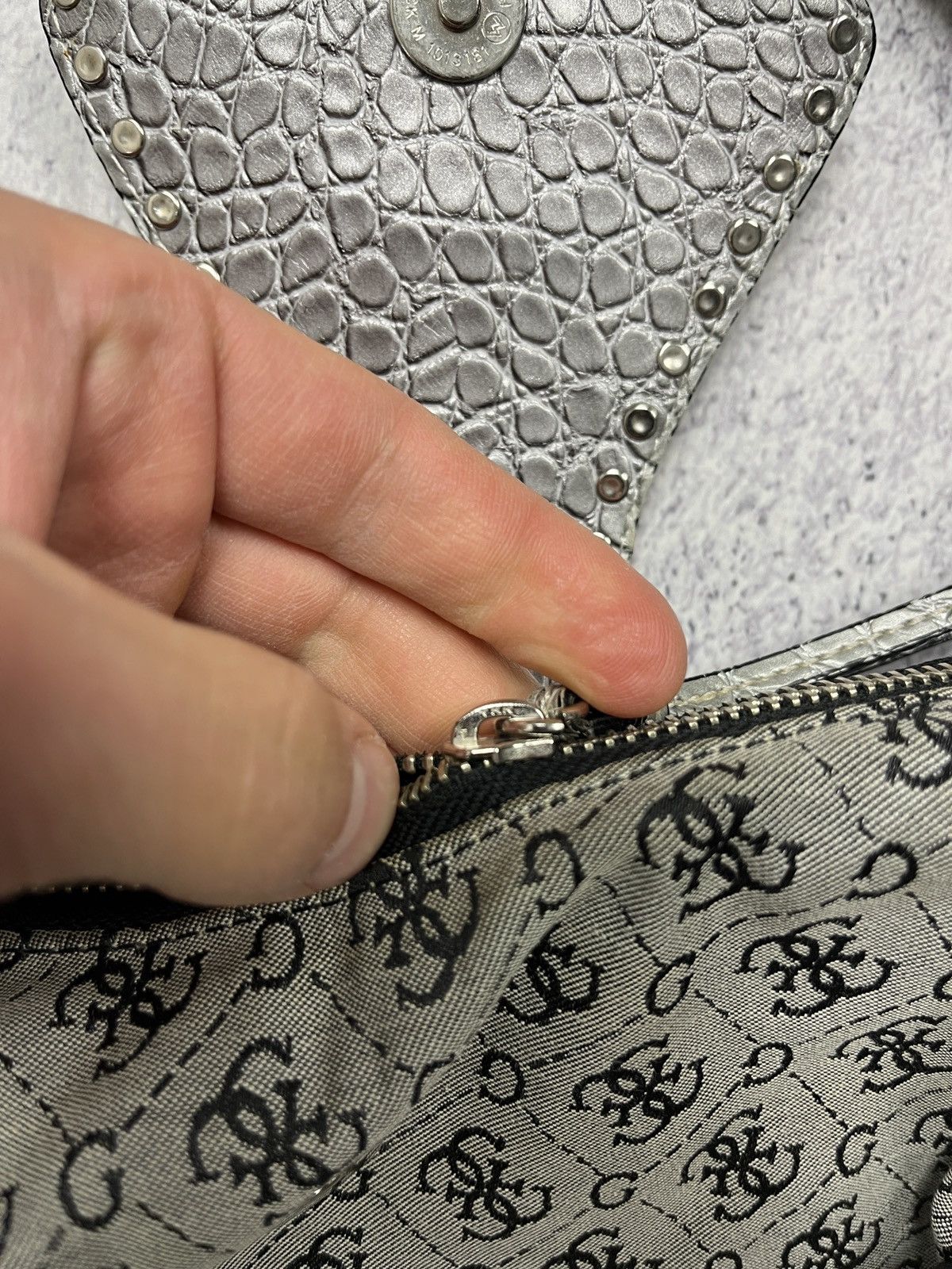 Guess Vintage Guess Monogram Y2K Shoulder Bag Hype Streetwear Size ONE SIZE - 13 Thumbnail