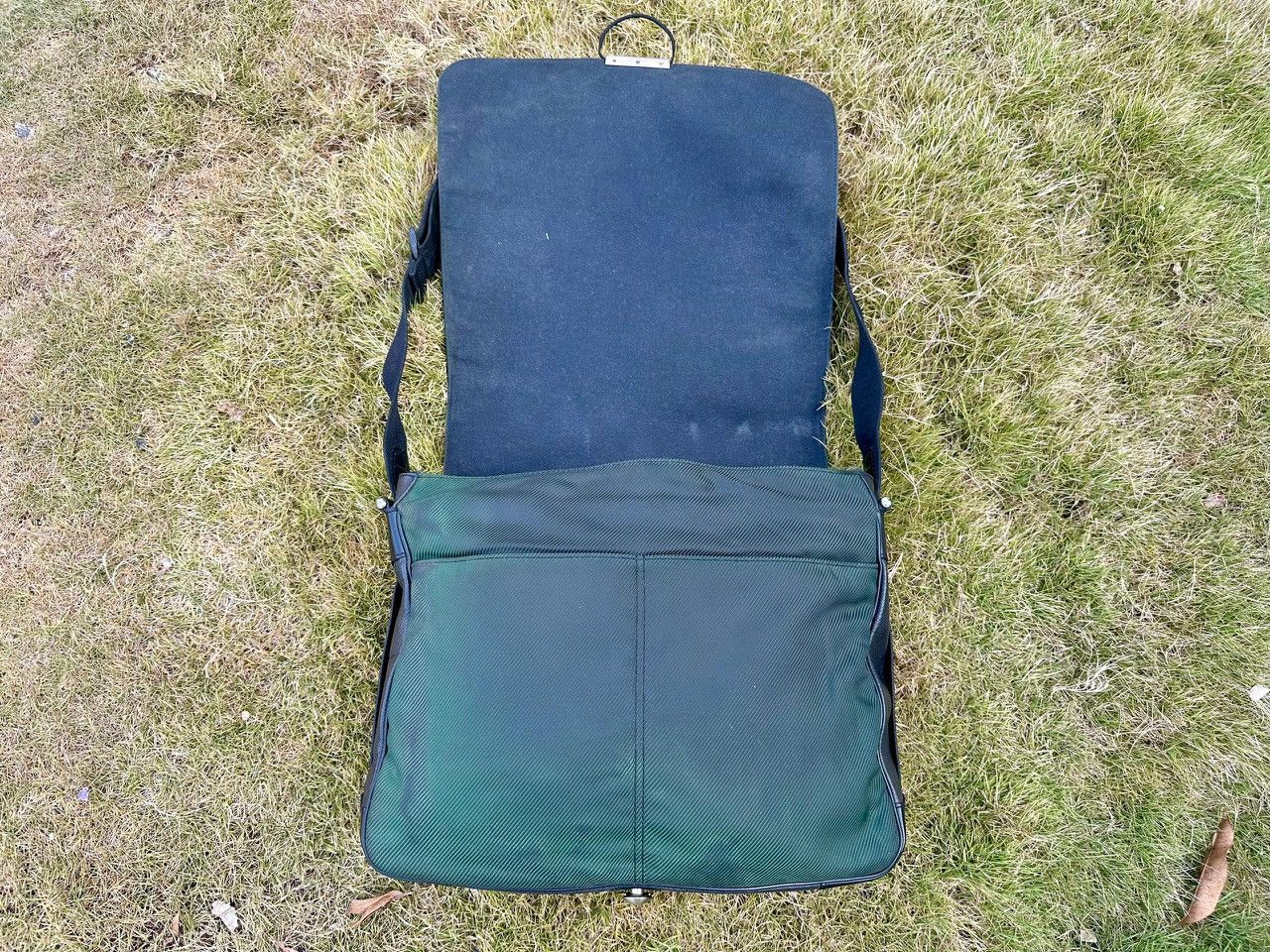 Louis Vuitton Authentic Louis Vuitton Ardoise Taiga Viktor Messenger Bag Size ONE SIZE - 6 Thumbnail