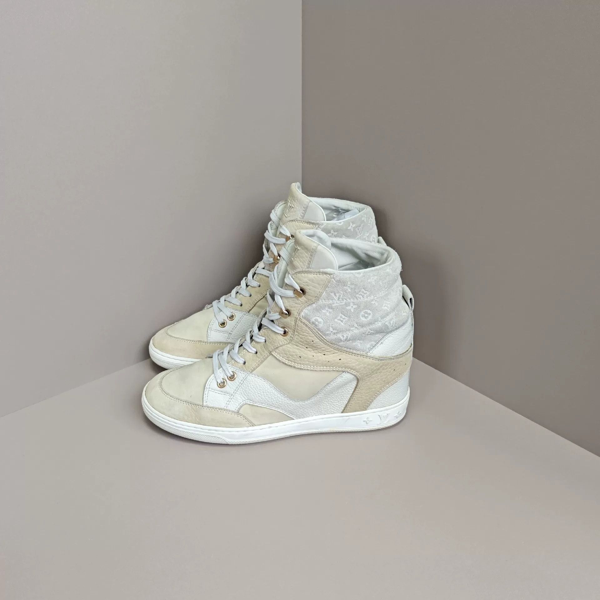 Louis Vuitton Louis Vuitton Casual Hitop Sneakers us_7 Women Size US 7 / IT 37 - 1 Thumbnail