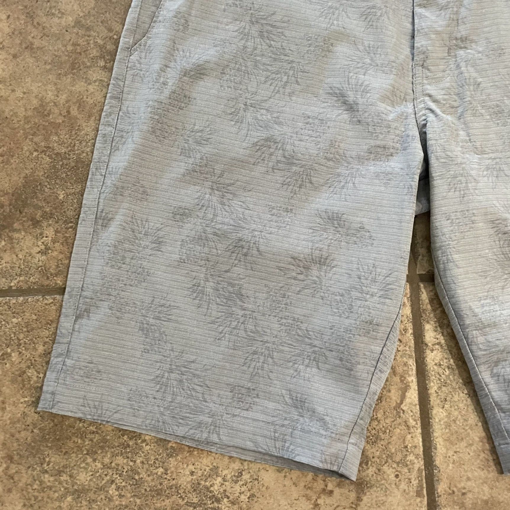 TravisMathew Travis Mathew gray polyester blend casual shorts Mens Size 34 Size US 34 / EU 50 - 3 Thumbnail