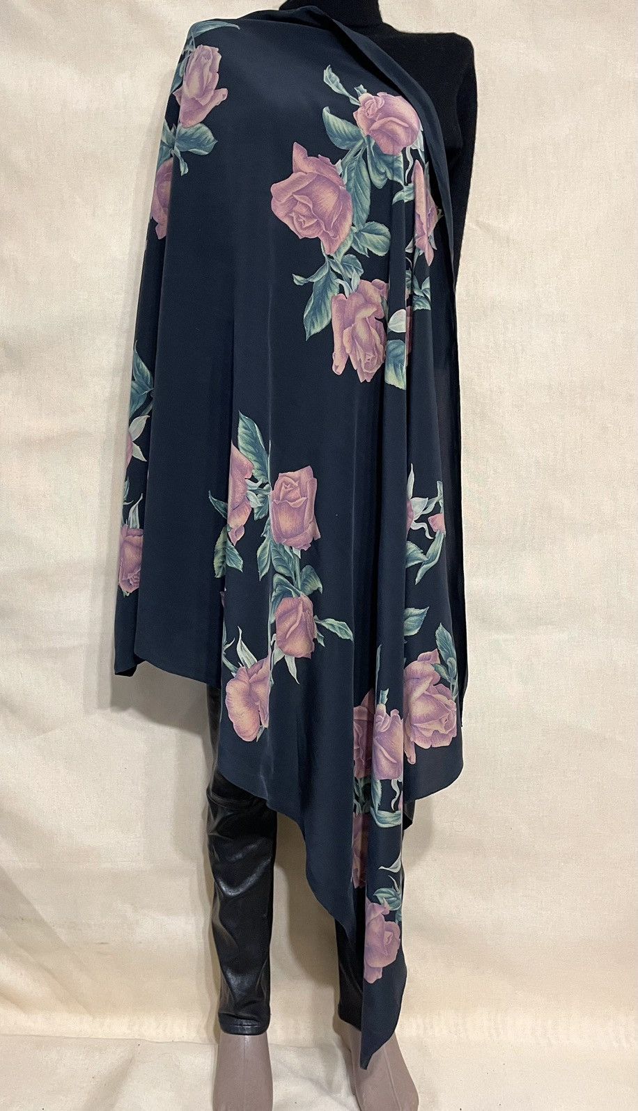 Fabric Brand & Co. Fabric Frontline Zurich black floral scarf Size ONE SIZE - 1 Thumbnail