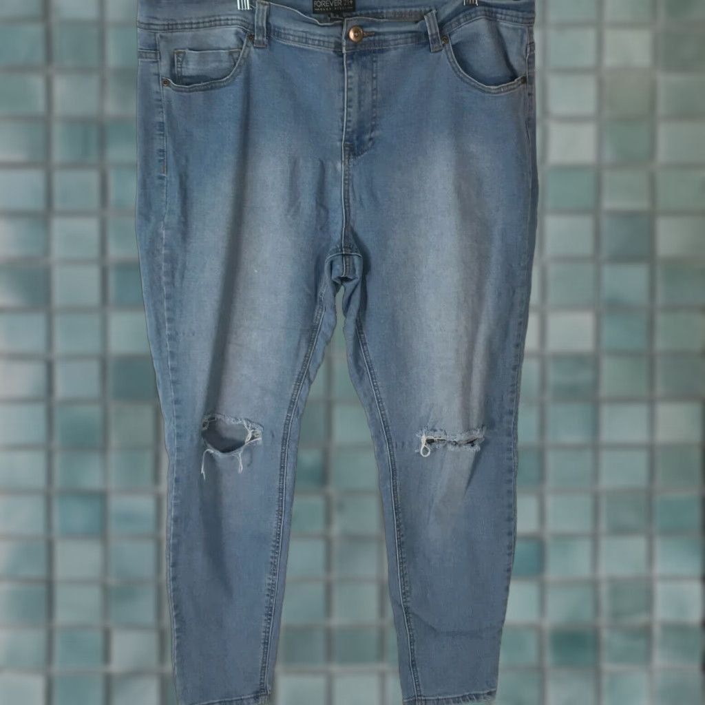 Forever 21 FOREVER 21 Plus Skinny Jeans Distressed Blue Size 18 30" Inseam Mid Rise Womens Size 40" / US 18 - 1 Thumbnail