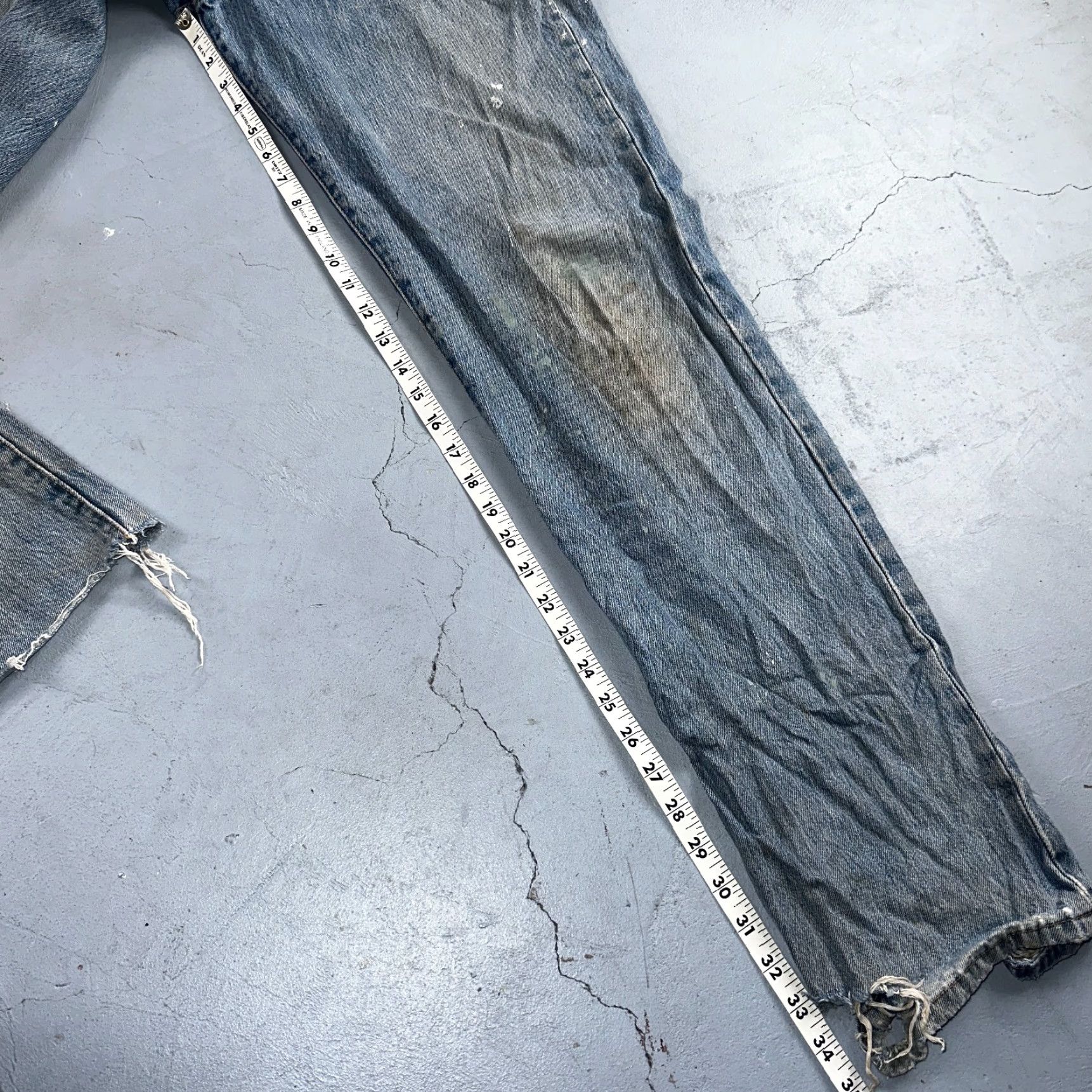 Levi's VINTAGE Levi's 501 Jeans Blue Light Wash 35x34 Straight Classic Denim 5-Pocket Mens 90s Regular Rise Mid Button Closure Size US 35 - 7 Thumbnail