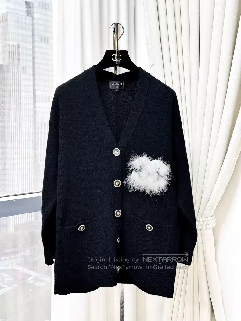 Chanel Chanel Long-sleeved white feather double C fur logo long-s Size XS / US 0-2 / IT 36-38 - 1 Thumbnail