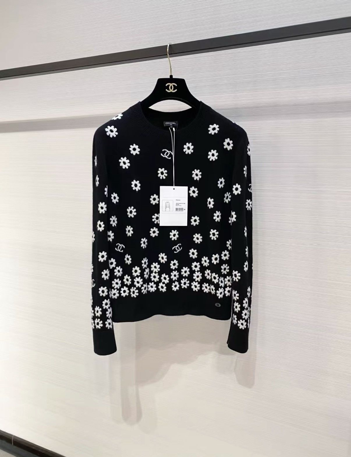 Chanel Chanel Classic Black & White Daisy Cashmere Sweater J33 Size XS / US 0-2 / IT 36-38 - 1 Thumbnail