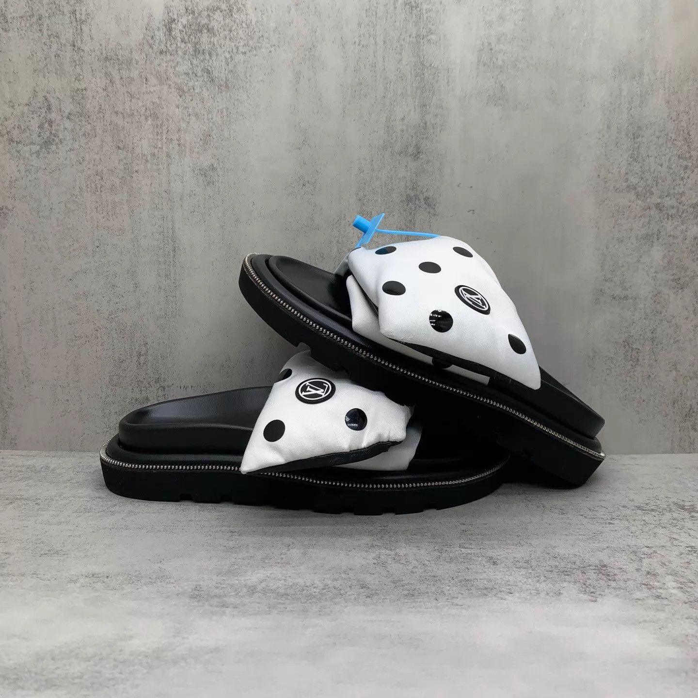 Louis Vuitton LV Black Polka Dot Velcro Puffy Slides 36 (98N, OB) Size US 5.5 / IT 35.5 - 2 Thumbnail