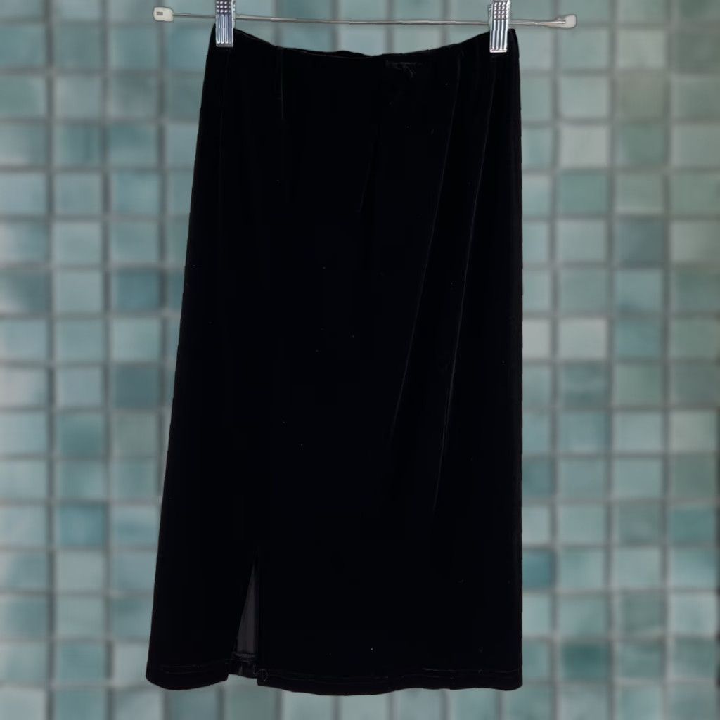 Vintage VINTAGE Dress Barn Velour Maxi Skirt Womens S Black 70s 80s Dress Barn Velour Maxi Skirt Womens S Black Vintage 70's 80's Size 28" / US 6 / IT 42 - 1 Thumbnail