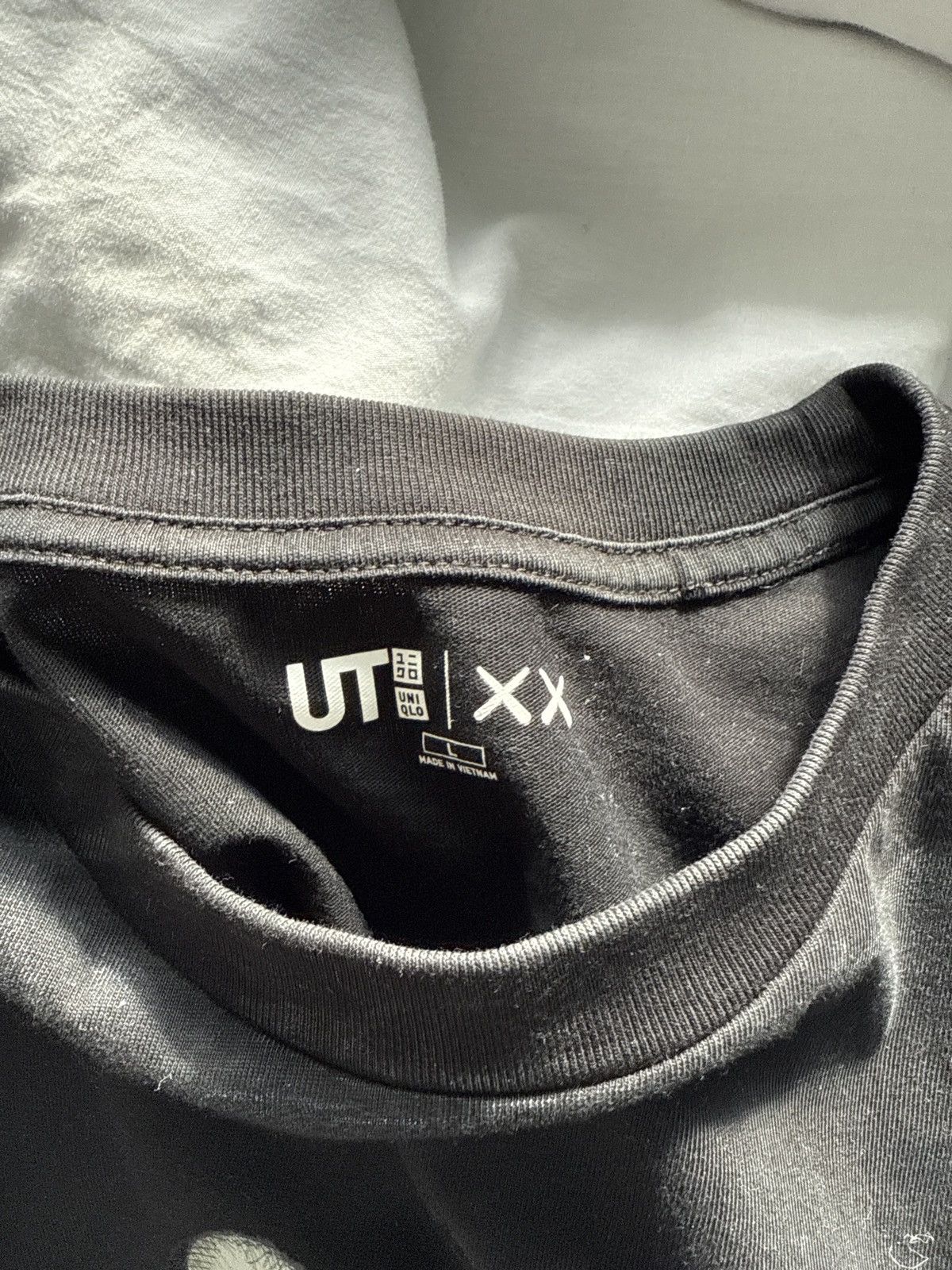 Kaws × Uniqlo Uniqlo x KAWS tee collab Size US L / EU 52-54 / 3 - 3 Thumbnail