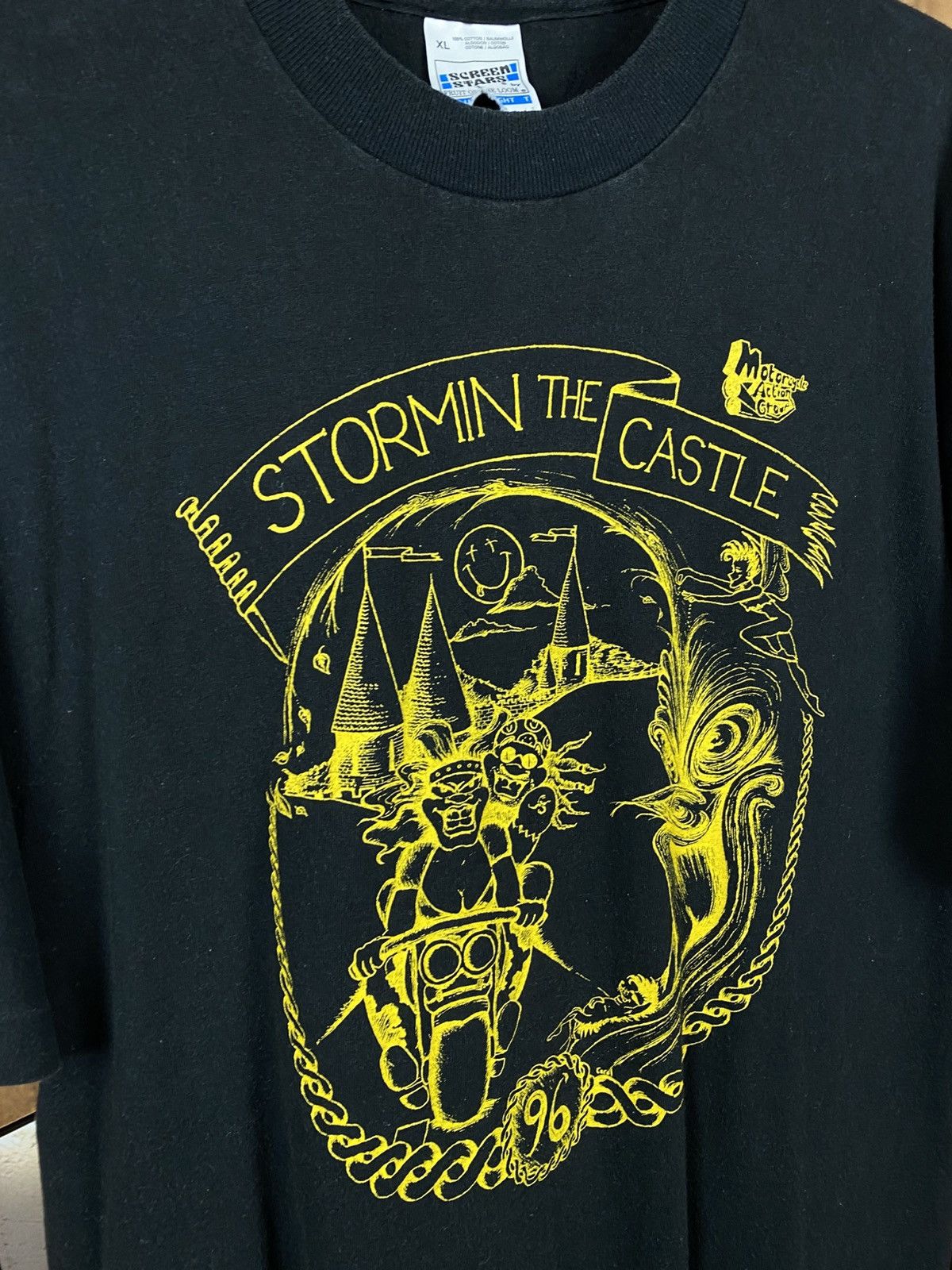 Vintage 🚧Vintage 1996 T-Shirt Stormin The Castle Biker Racing Tee🚧 Size US XL / EU 56 / 4 - 3 Thumbnail