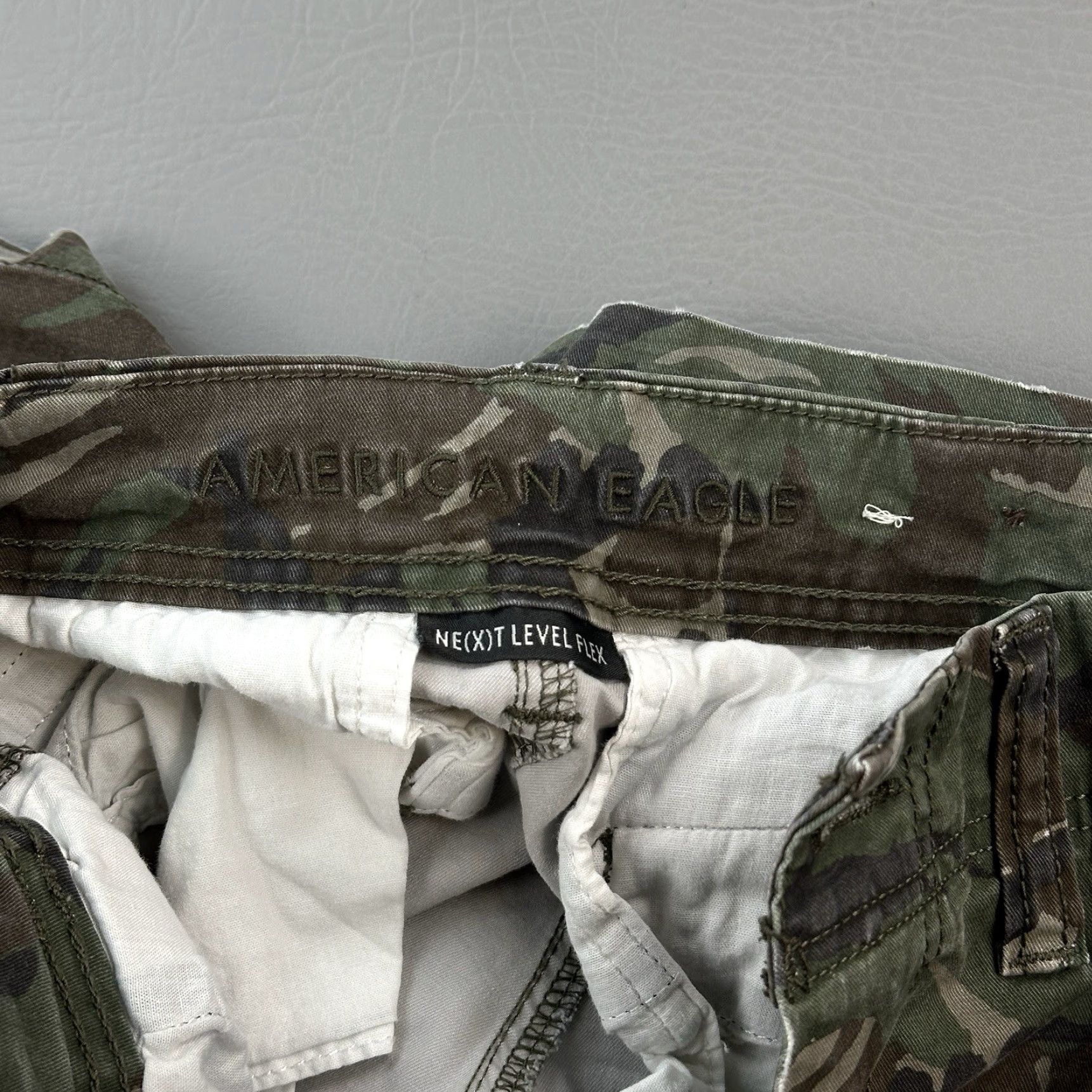 American Eagle Outfitters VINTAGE American Eagle Shorts Mens 26 (28) Military Camo Canvas Utility Cargo Skate Size US 28 / EU 44 - 5 Thumbnail