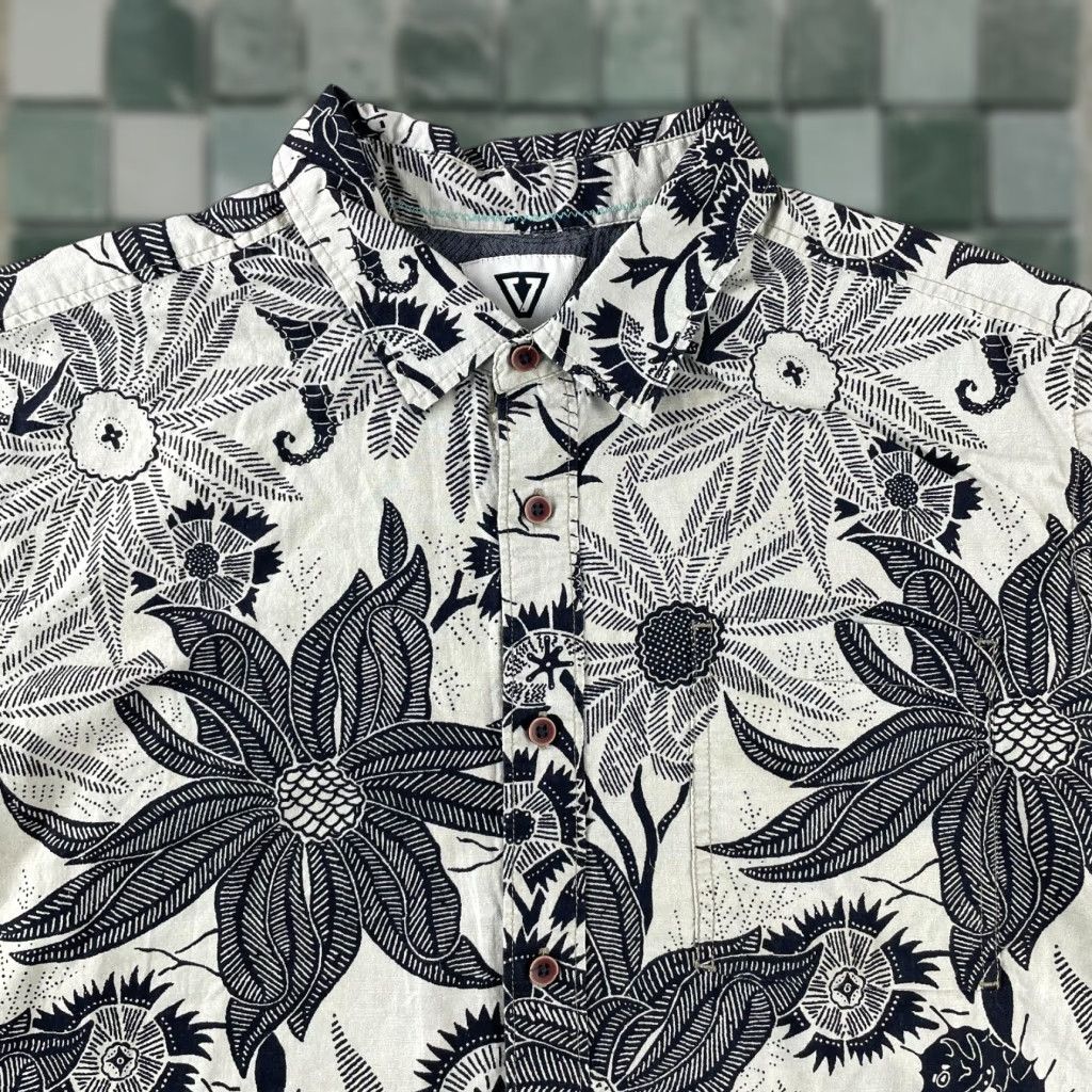VISSLA Shirt Men XL Grey Black Hawaii Floral Short Sleeve Beach Vacation