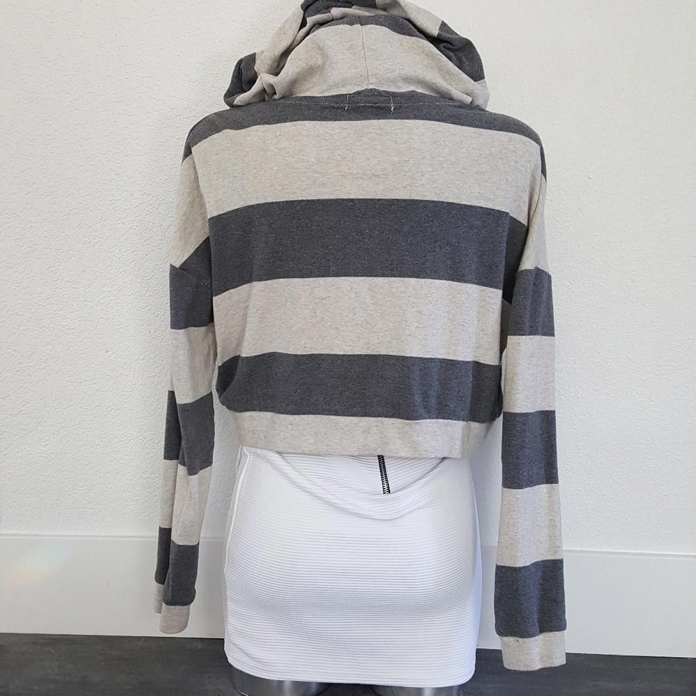 Forever 21 Shades Of Grey Cropped Sweatshirt Size L / US 10 / IT 46 - 2 Thumbnail