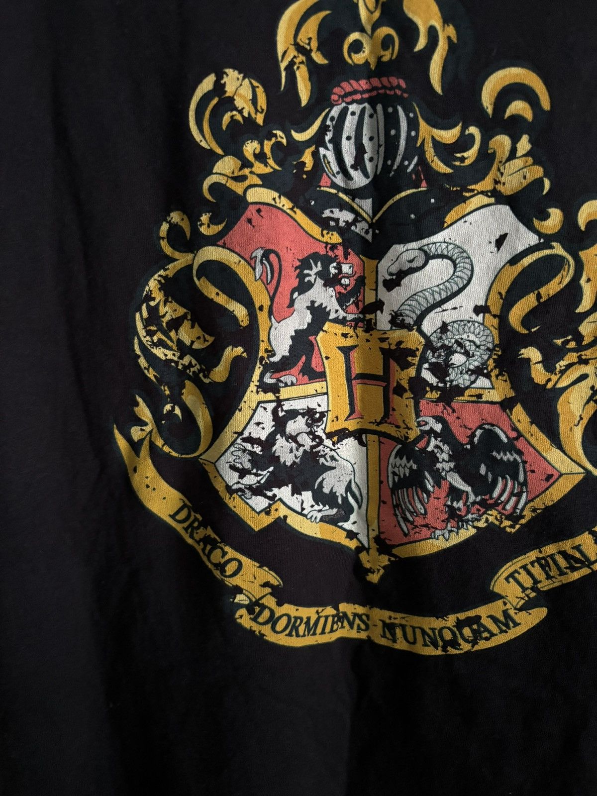 Vintage Vintage 2005 Harry Potter Crest Tee Size US L / EU 52-54 / 3 - 6 Thumbnail