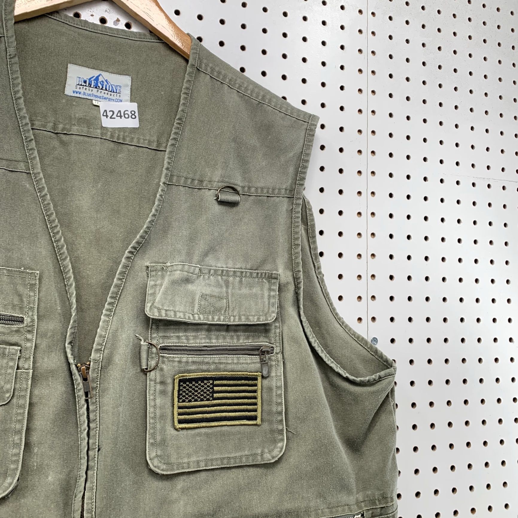 Olive Blue Stone Mens Olive Green Vest Large Sleeveless Zipper Pockets Shirt Size US XXL / EU 58 / 5 - 7 Thumbnail