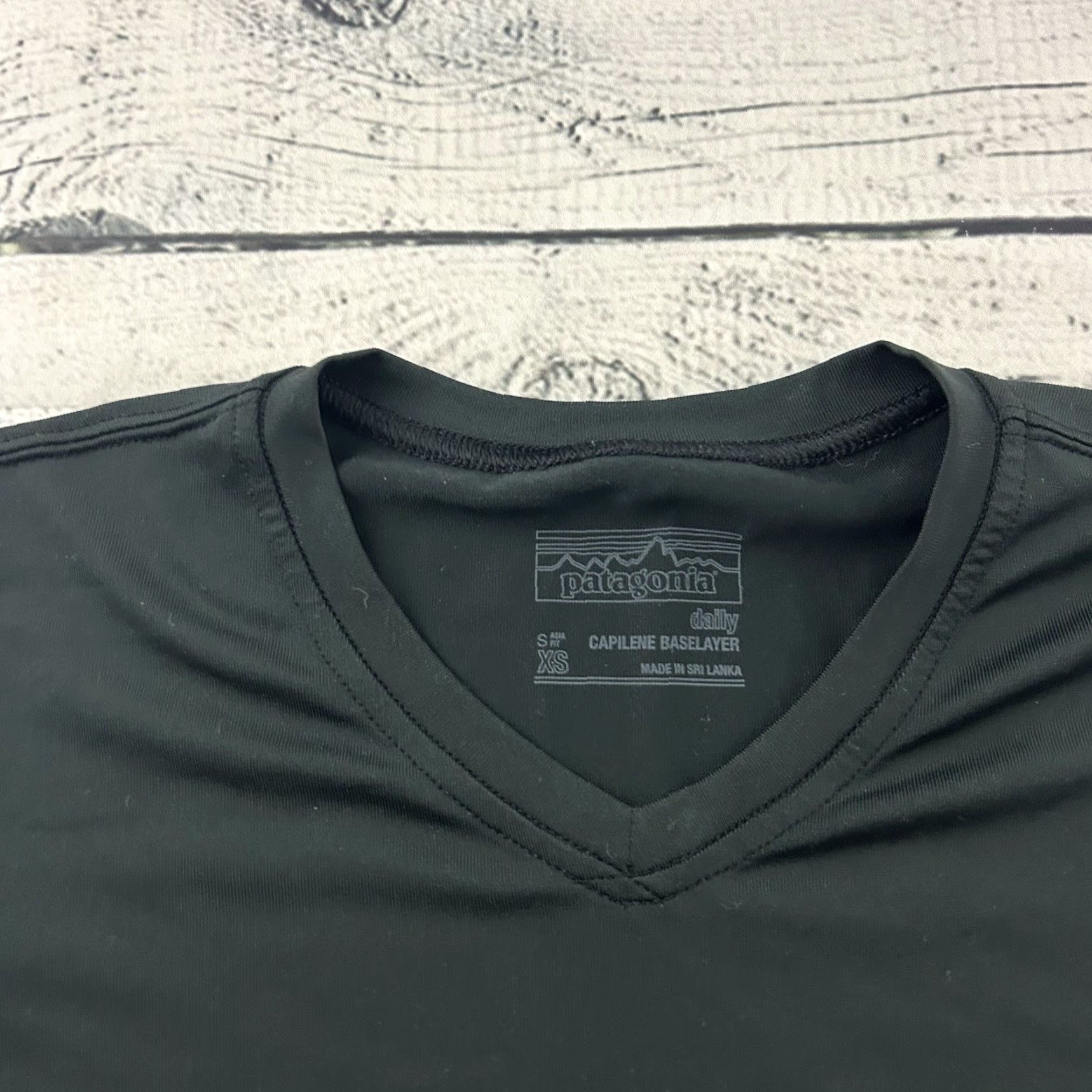 Patagonia Patagonia Baselayer T-Shirt Short Sleeve V-Neck Women's XS Black Size XS / US 0-2 / IT 36-38 - 2 Thumbnail