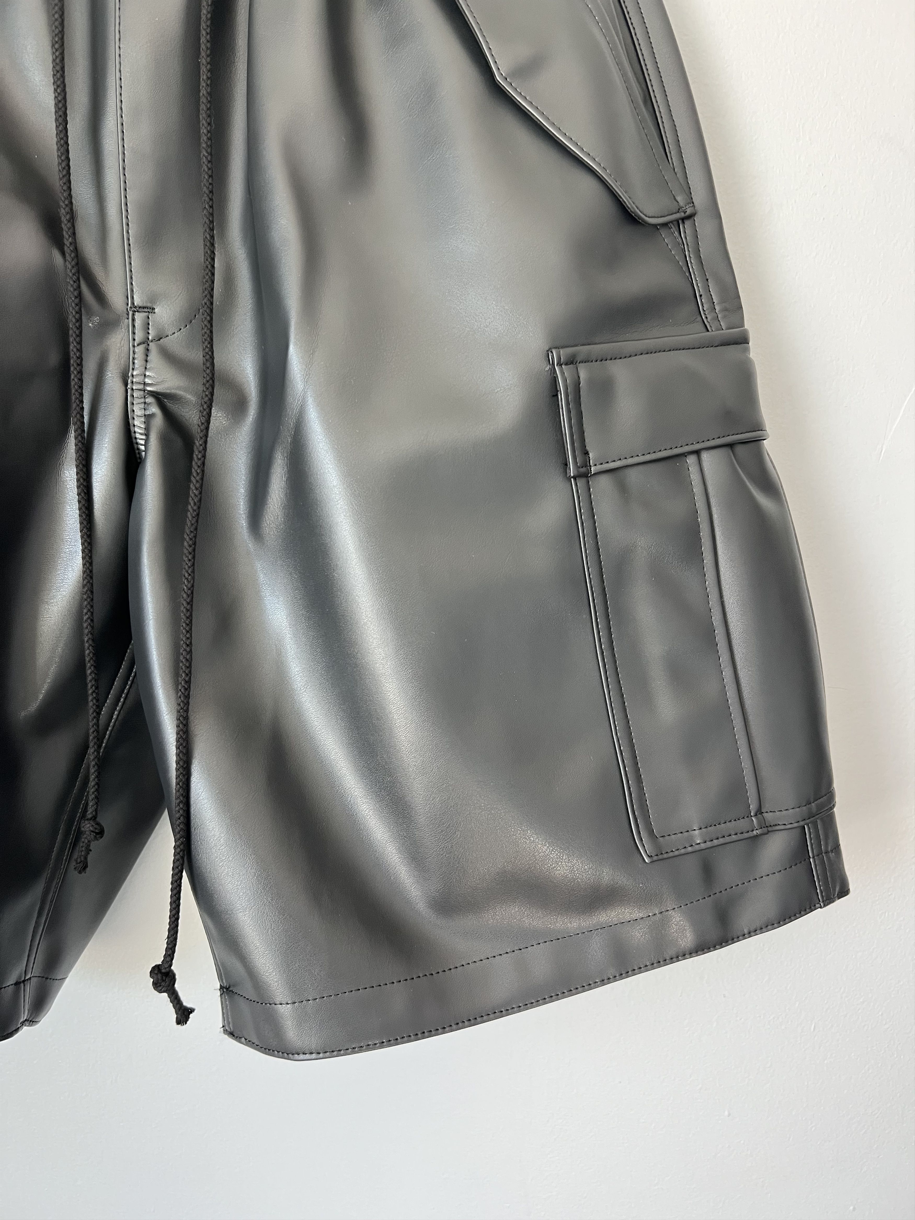 Junya Watanabe Junya Watanabe Faux Leather Cargo Shorts in Black Size US 32 / EU 48 - 3 Thumbnail