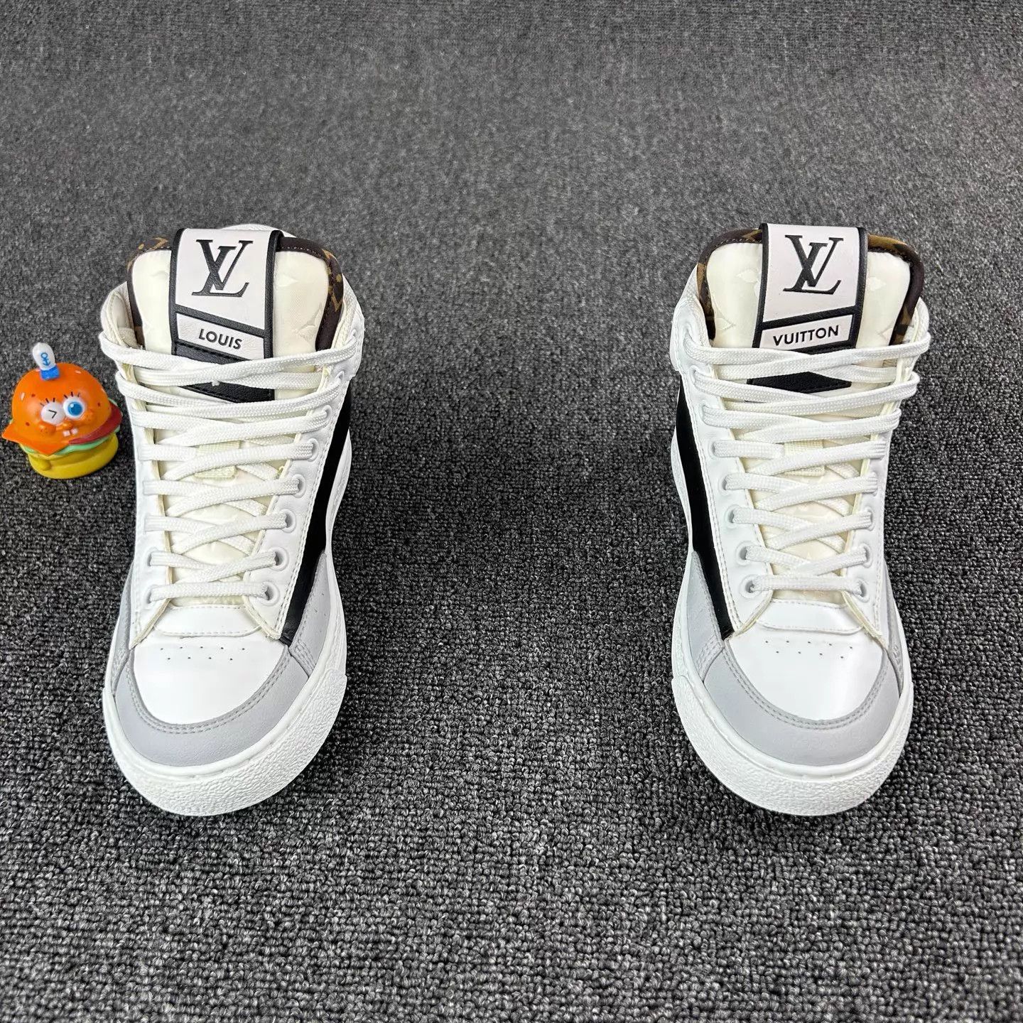 Louis Vuitton Louis Vuitton White Offset Logo Monogram Sneakers Women's 35 Size US 4.5 / IT 34.5 - 2 Thumbnail