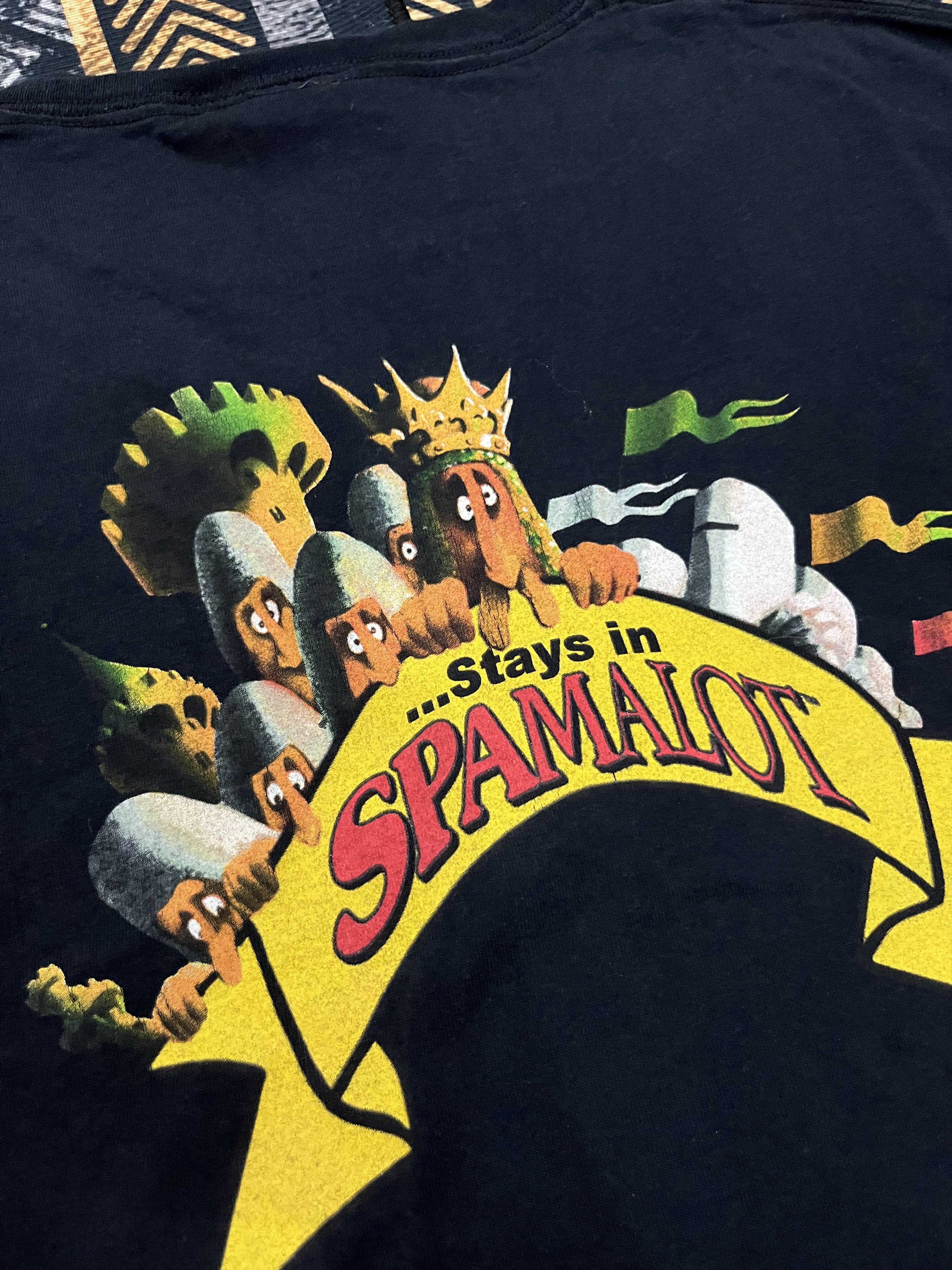 Expert Horror 🔥 MONTHY PHYTON STAYS IN SPAMALOT TEE Size US L / EU 52-54 / 3 - 4 Thumbnail