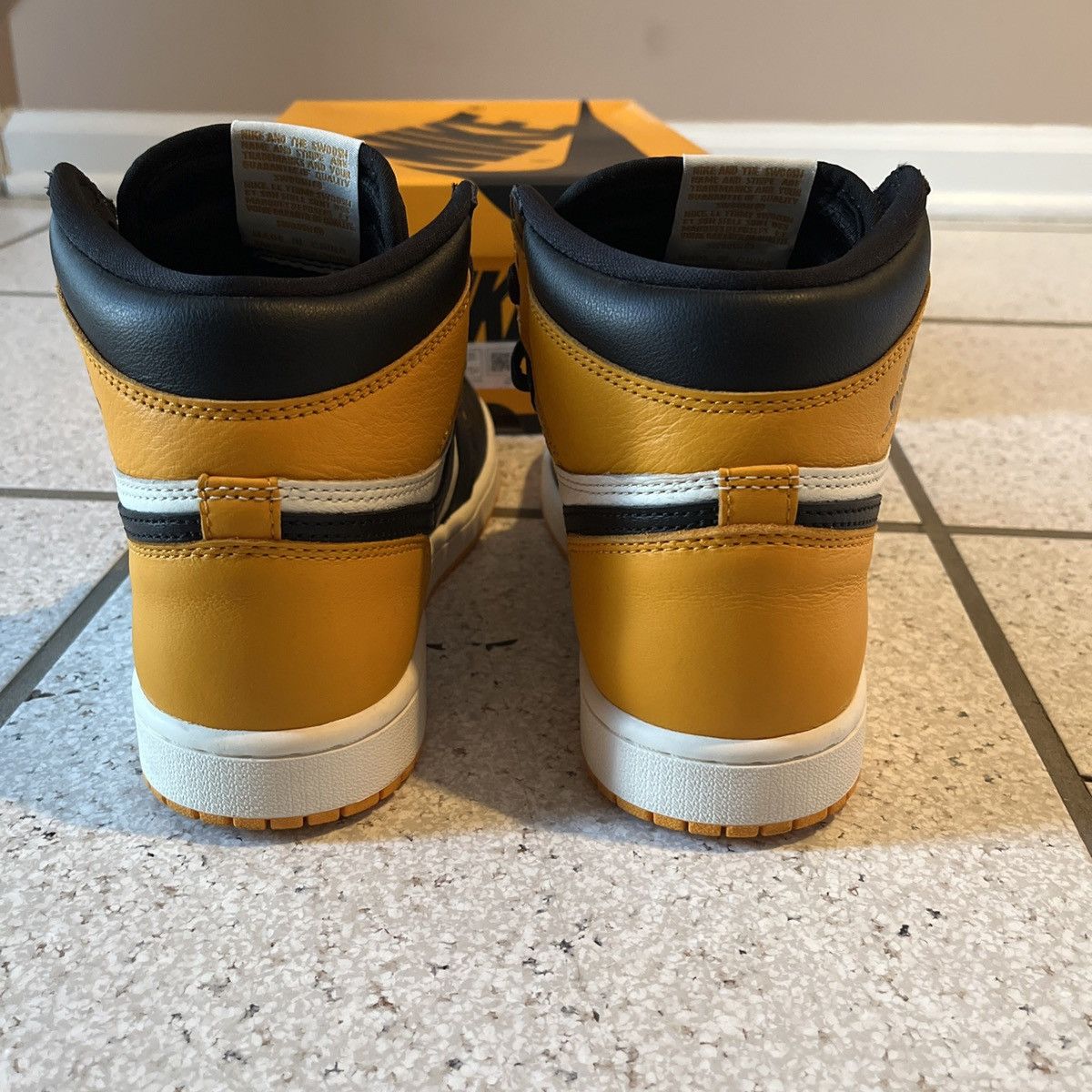 Jordan Brand Air Jordan 1 Retro High OG Taxi Size US 7 / EU 40 - 3 Thumbnail
