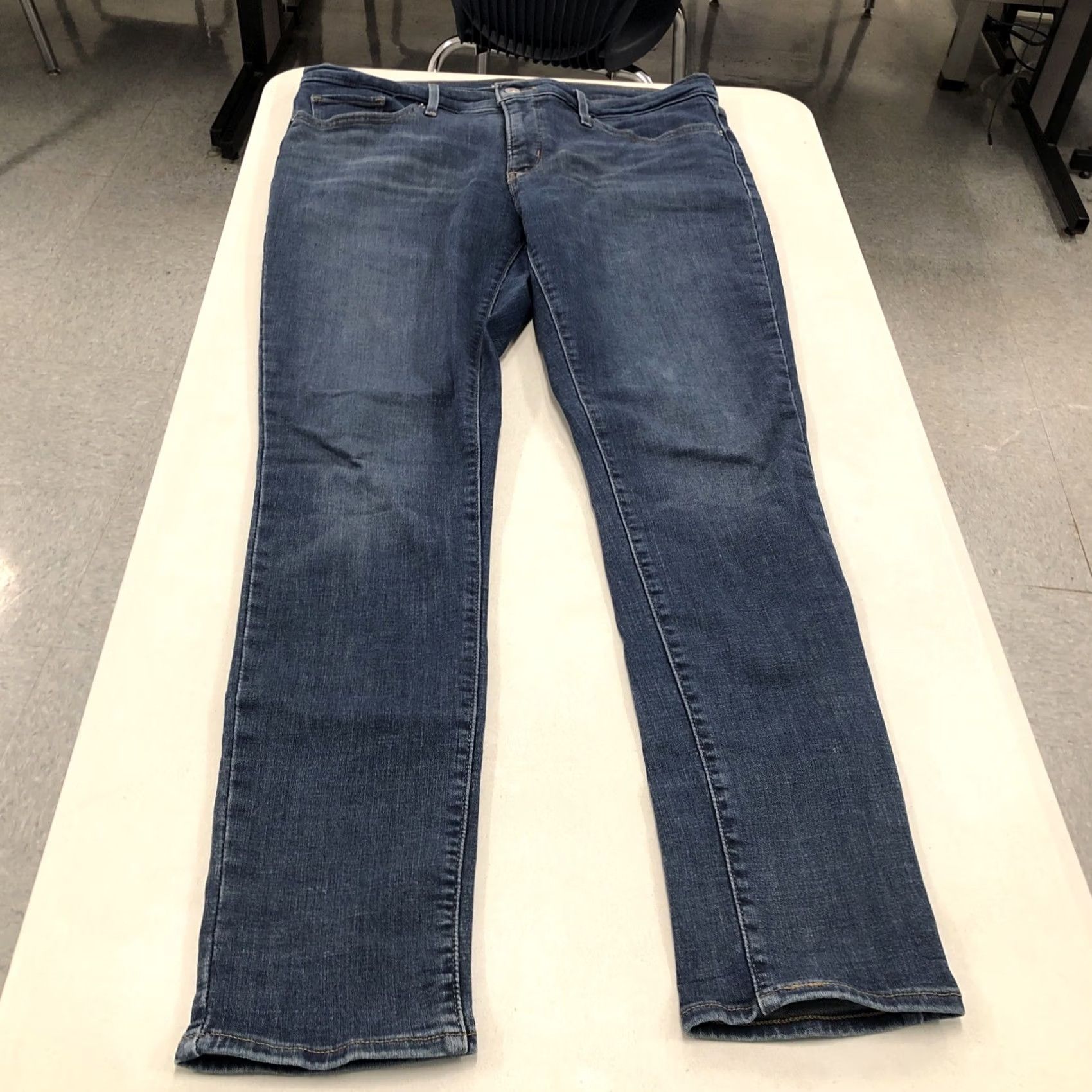 Levi's Levi's Women's 311 Shaping Skinny Jeans 34x31 Blue Denim Jeans Mid Rise 5-Pocket Logo Zipper Button 311 Shaping Skinny Regular Fit Ladies Girls, 90s? Size 24" / US 00 / IT 34 - 4 Thumbnail