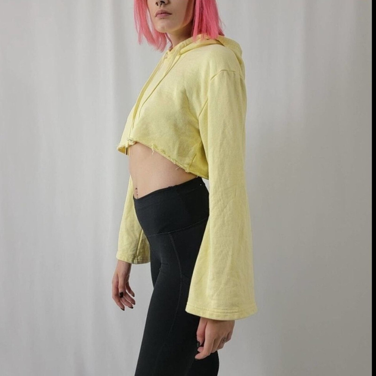 Forever 21 Forever 21 Cropped Bell Sleeve Sweatshirt Size M / US 6-8 / IT 42-44 - 6 Thumbnail