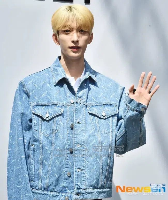 Balenciaga Balenciaga Gradient Full Print Letter Logo Denim Jacket Size US XS / EU 42 / 0 - 9 Thumbnail