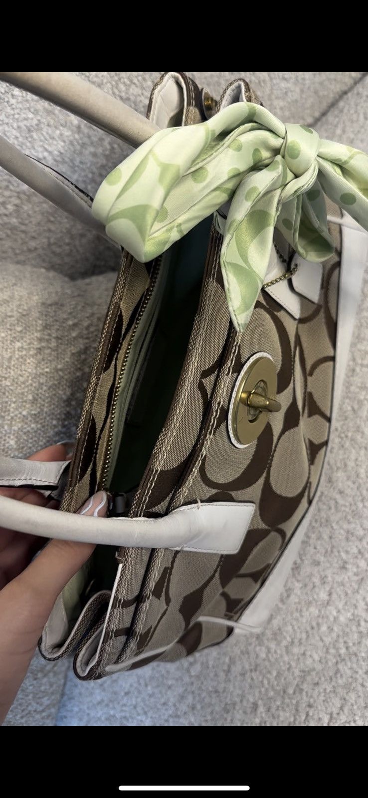 Coach 2011 coach bag with a cute bow tie 🎀 Size ONE SIZE - 8 Thumbnail