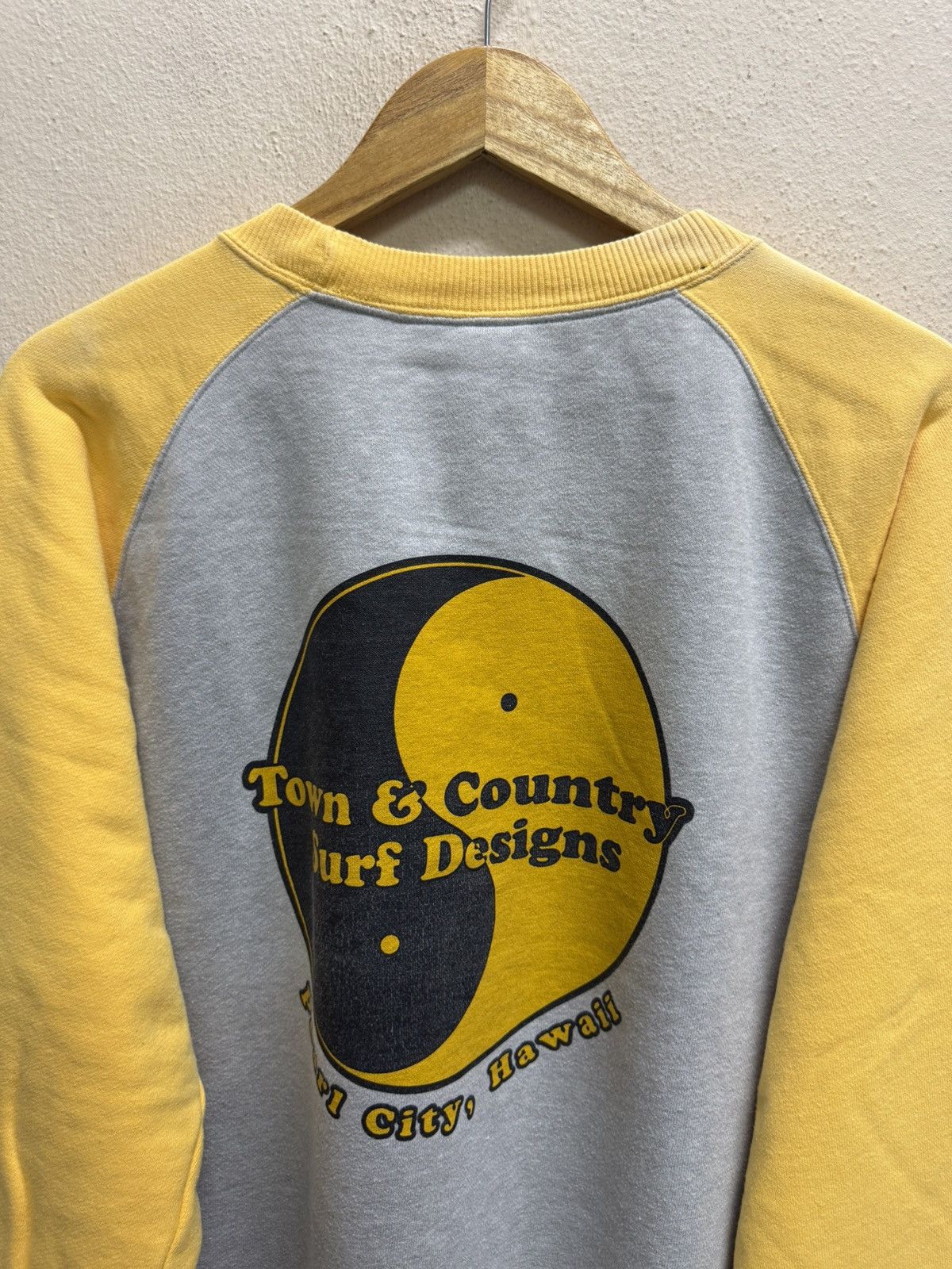 Vintage Vintage T&C Surf Design Hawaii Raglan Sleeve Sweatshirt Size US XL / EU 56 / 4 - 22 Thumbnail