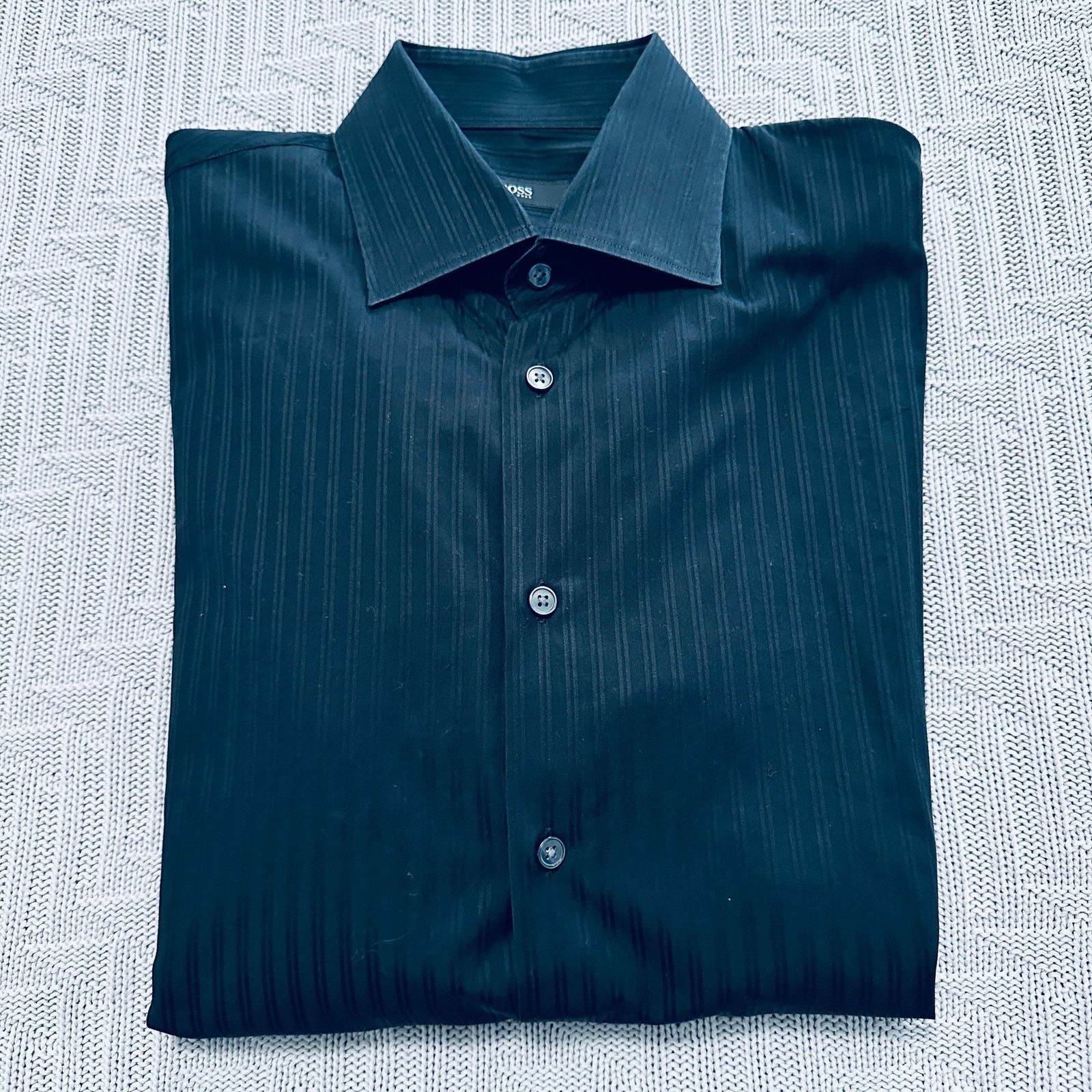 Hugo Boss Hugo Boss black button down Size US M / EU 48-50 / 2 - 1 Thumbnail