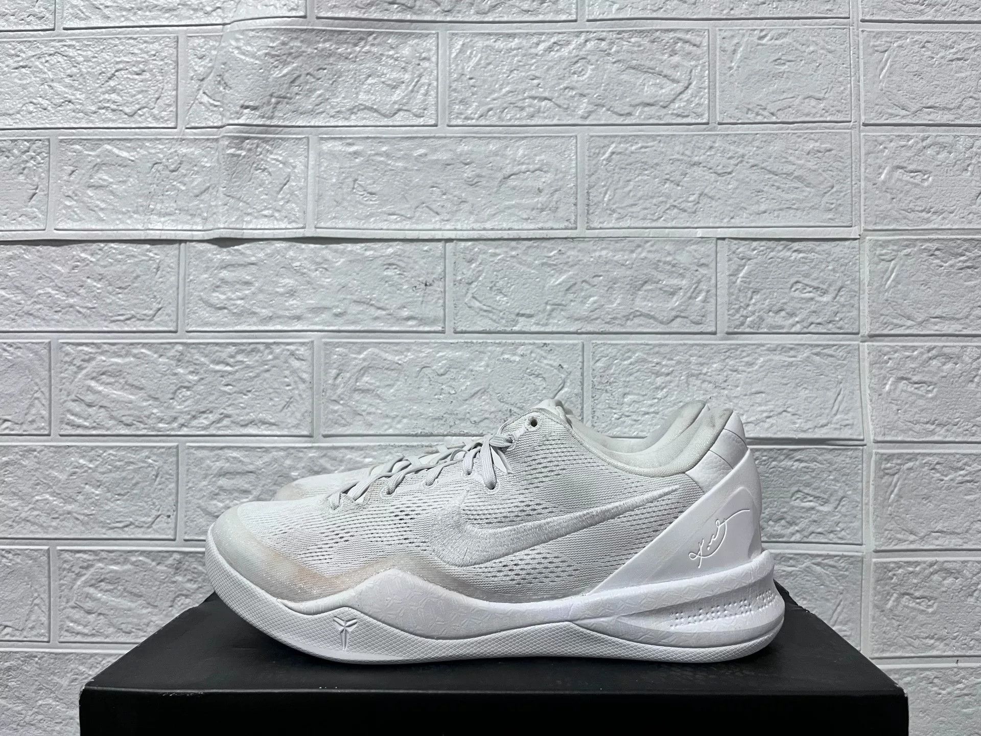 Nike Nike White Lowtop Sneakers 11 Men Size US 11 / EU 44 - 1 Thumbnail