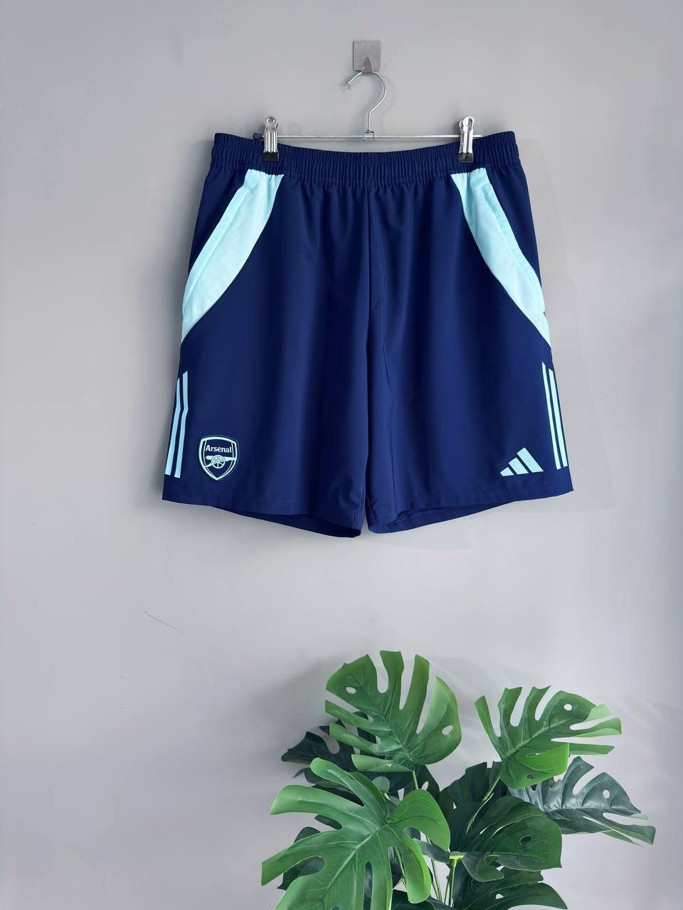 Adidas FC Arsenal London 2024/25 Men's Training Downtime Shorts, L Size US 34 / EU 50 - 1 Thumbnail