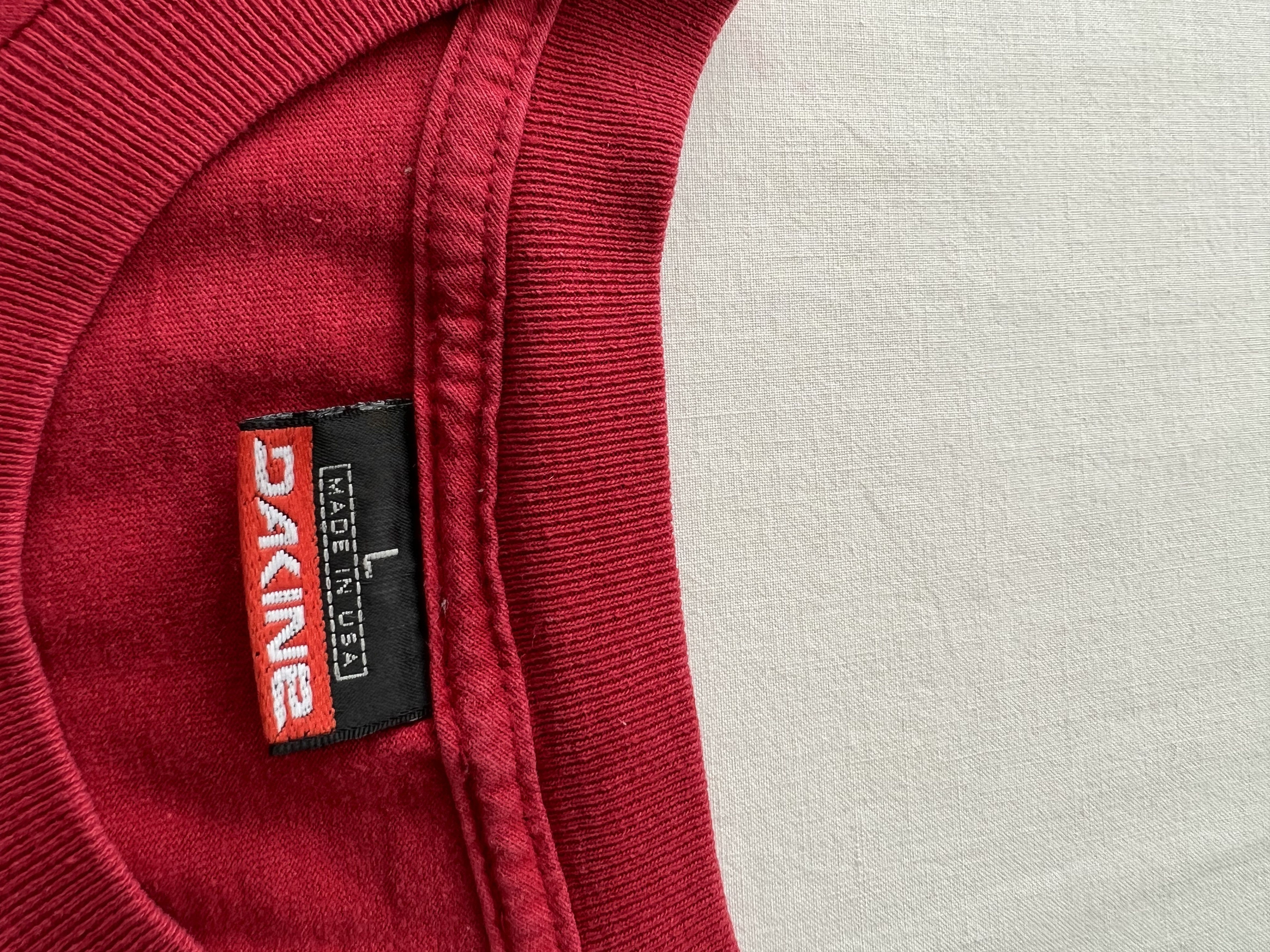 Dakine Vintage 2000s Dakine Red Graphic T-shirt Size US L / EU 52-54 / 3 - 10 Thumbnail