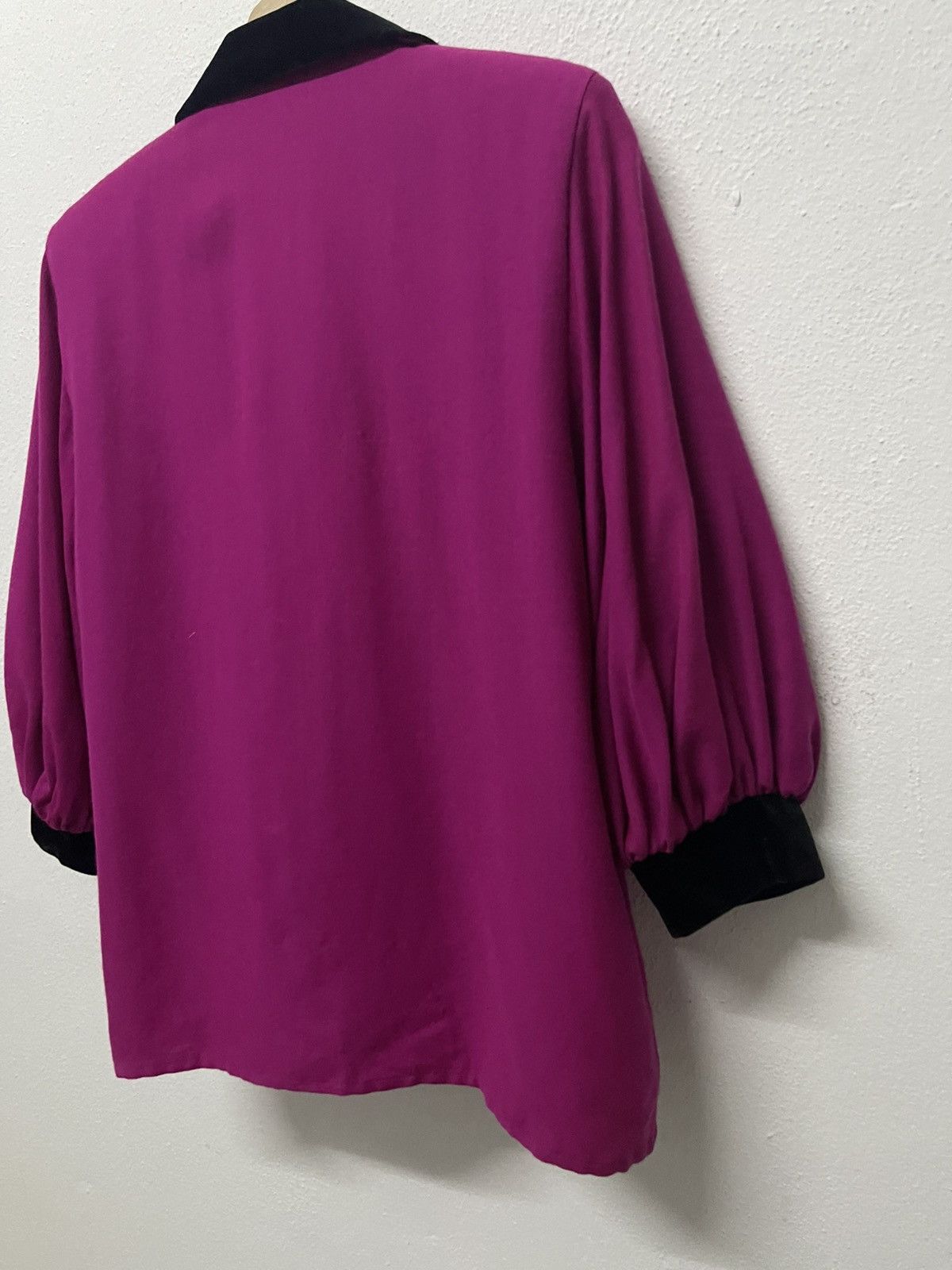 Yves Saint Laurent 1990s YVES SAINT LAURENT MAGENTA BLOUSE VELVET COLLAR RARE Size M / US 6-8 / IT 42-44 - 12 Thumbnail