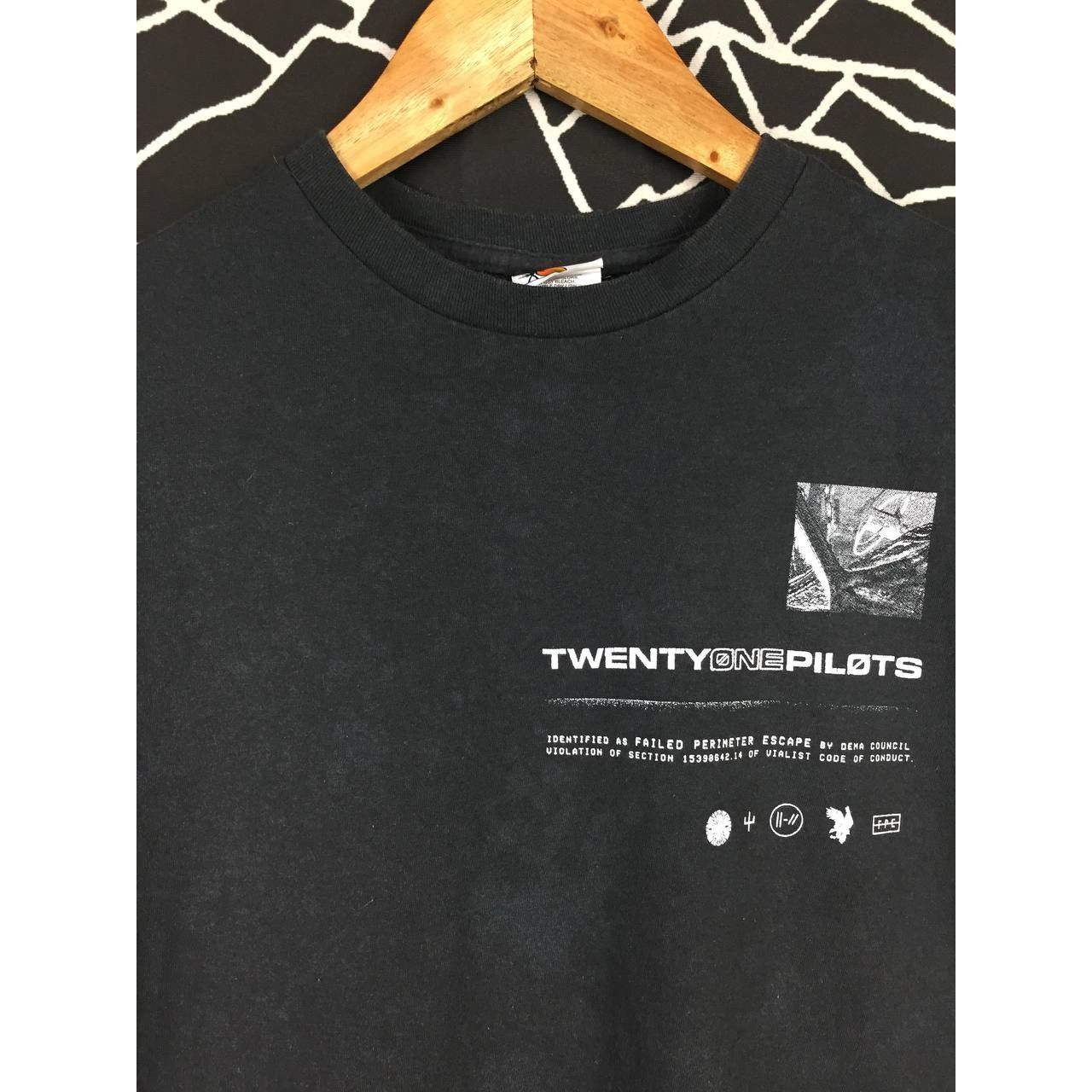 Band Tees × Vintage Vtg Y2K Twenty One Pilots Rock Band Dead Car Tee Size US S / EU 44-46 / 1 - 8 Thumbnail