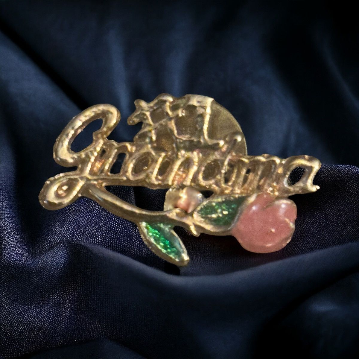 Vintage Vintage #1 Grandma with rose brooch Size ONE SIZE - 1 Thumbnail
