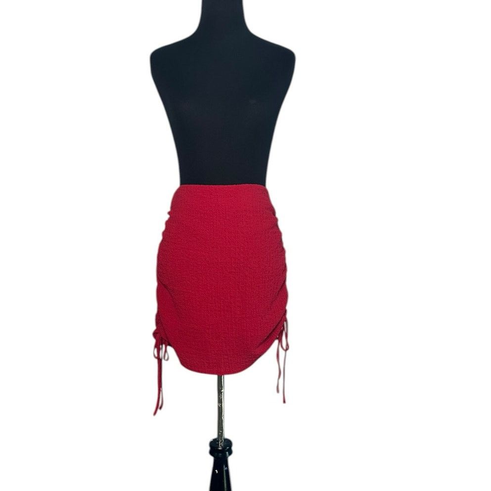 Anthropologie Le Lis red ruched mini skirt size M Size 30" / US 8 / IT 44 - 1 Thumbnail