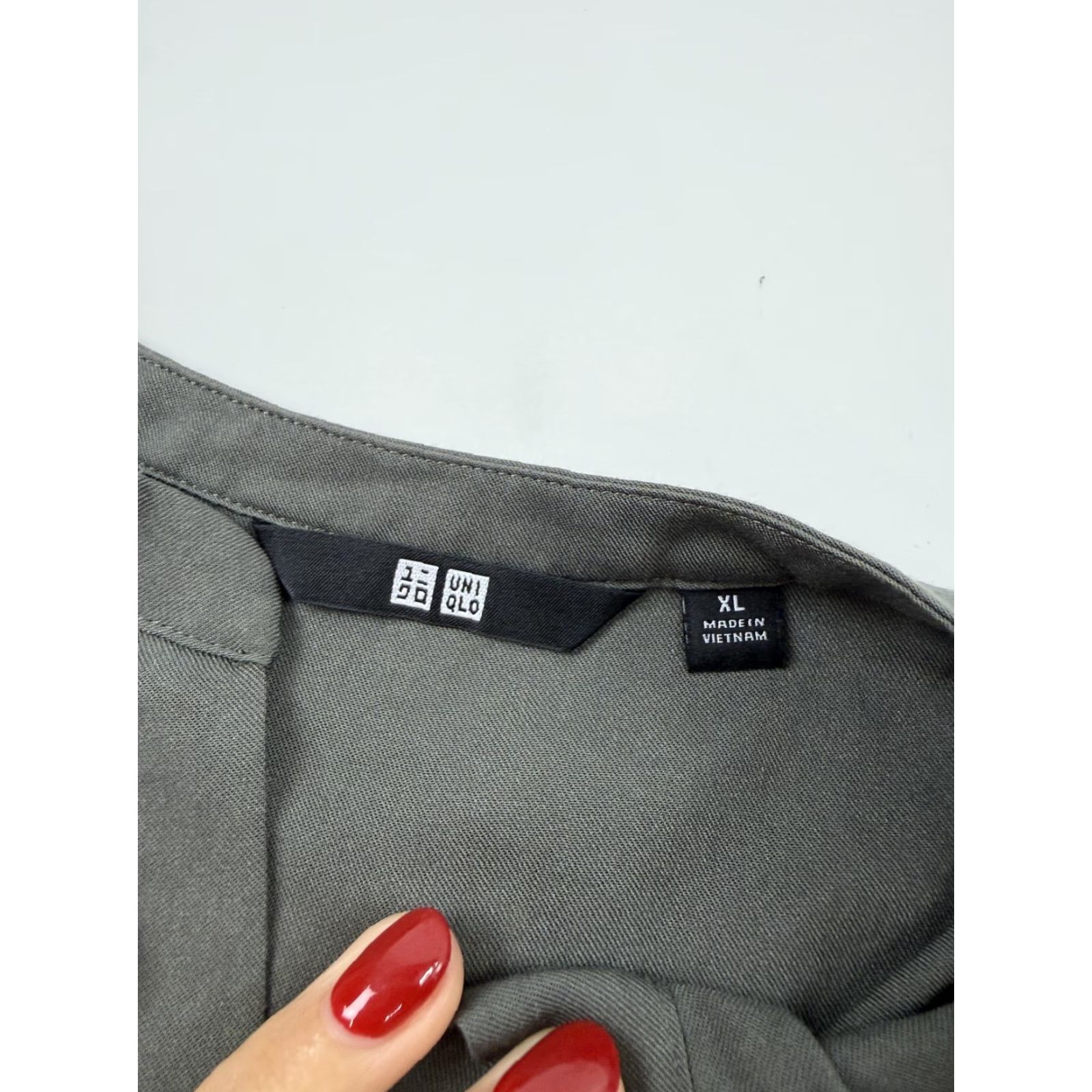 Uniqlo Uniqlo Blouse Womens XL Gray V-Neck Sleeveless Button Tunic Lightweight Top Size XL / US 12-14 / IT 48-50 - 4 Thumbnail