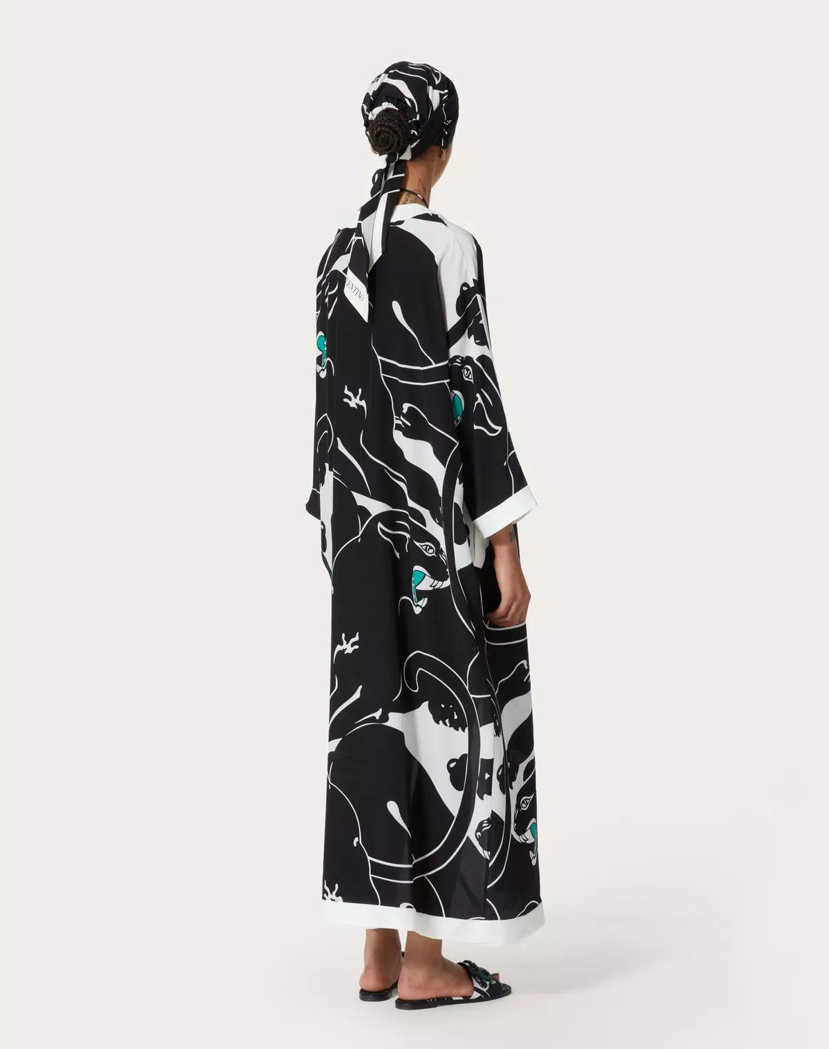 Valentino o1s1wg110625 Crepe De Chine Panther Kaftan in Black/Milky Size M / US 6-8 / IT 42-44 - 4 Thumbnail