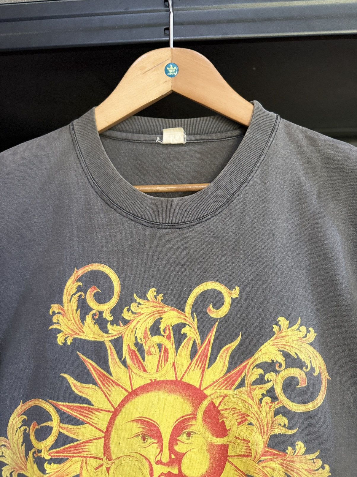 Vintage Thrashed Vintage 90s Gianni Versace Profume Sun Moon Faded T Size US L / EU 52-54 / 3 - 3 Thumbnail